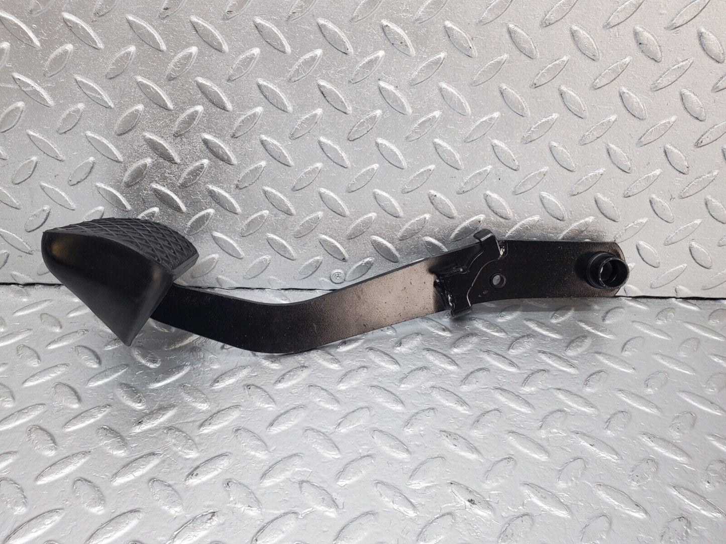 44592 Mercedes-Benz W124 220E Brake Pedal With Rubber 1232910082