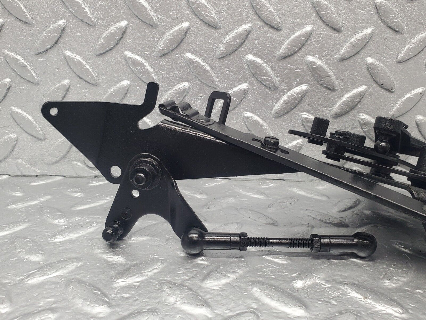 46187 Mercedes-Benz W124 280E Throttle Linkage 1040702321