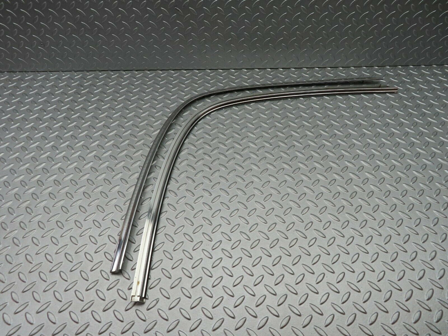 5193 Mercedes-Benz R107 350SL Coupe Soft Top Boot Lid Chrome Trim