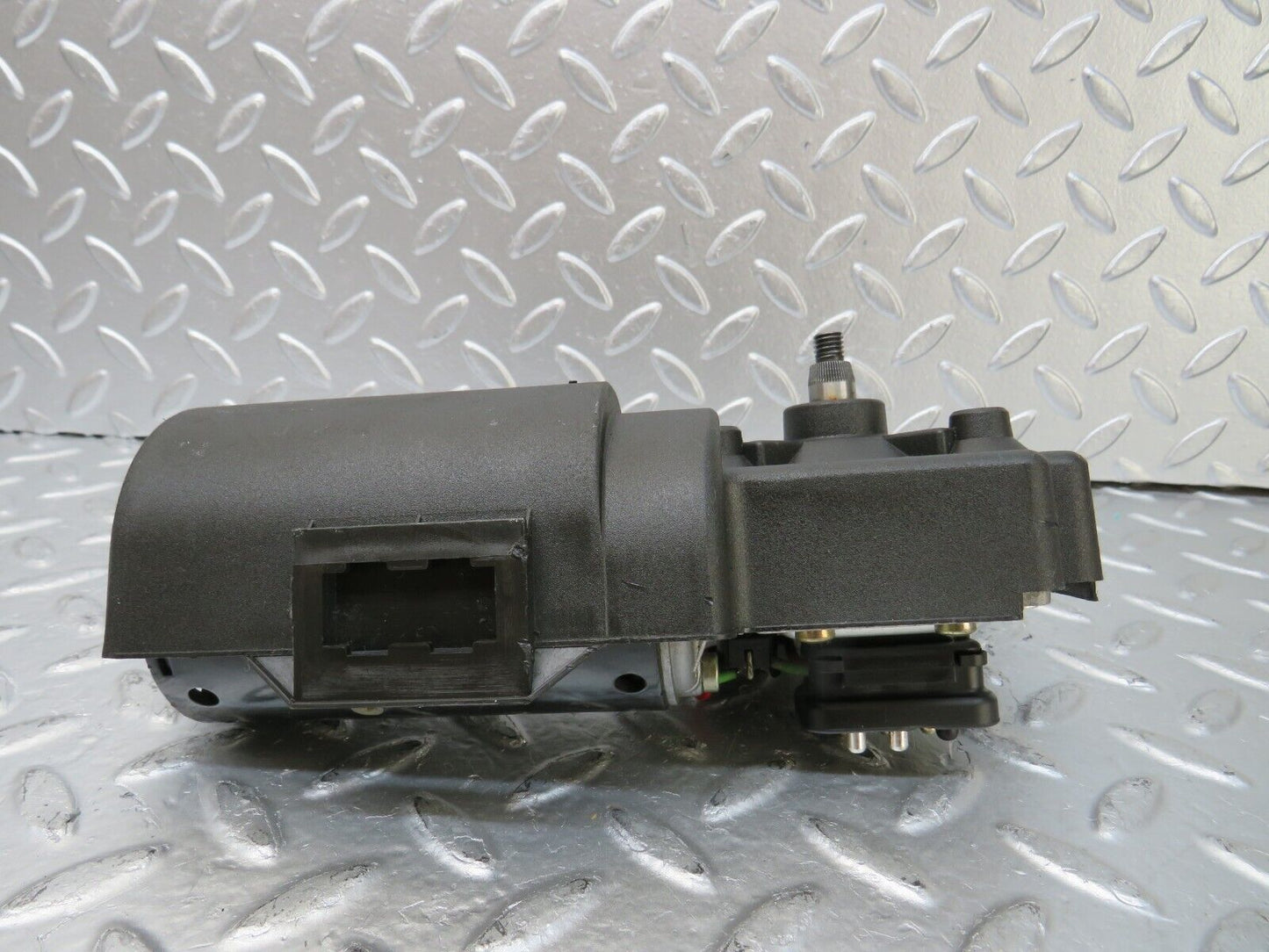 25766 Mercedes-Benz W124 280E Wiper Motor Bosch 0390241425 with cover