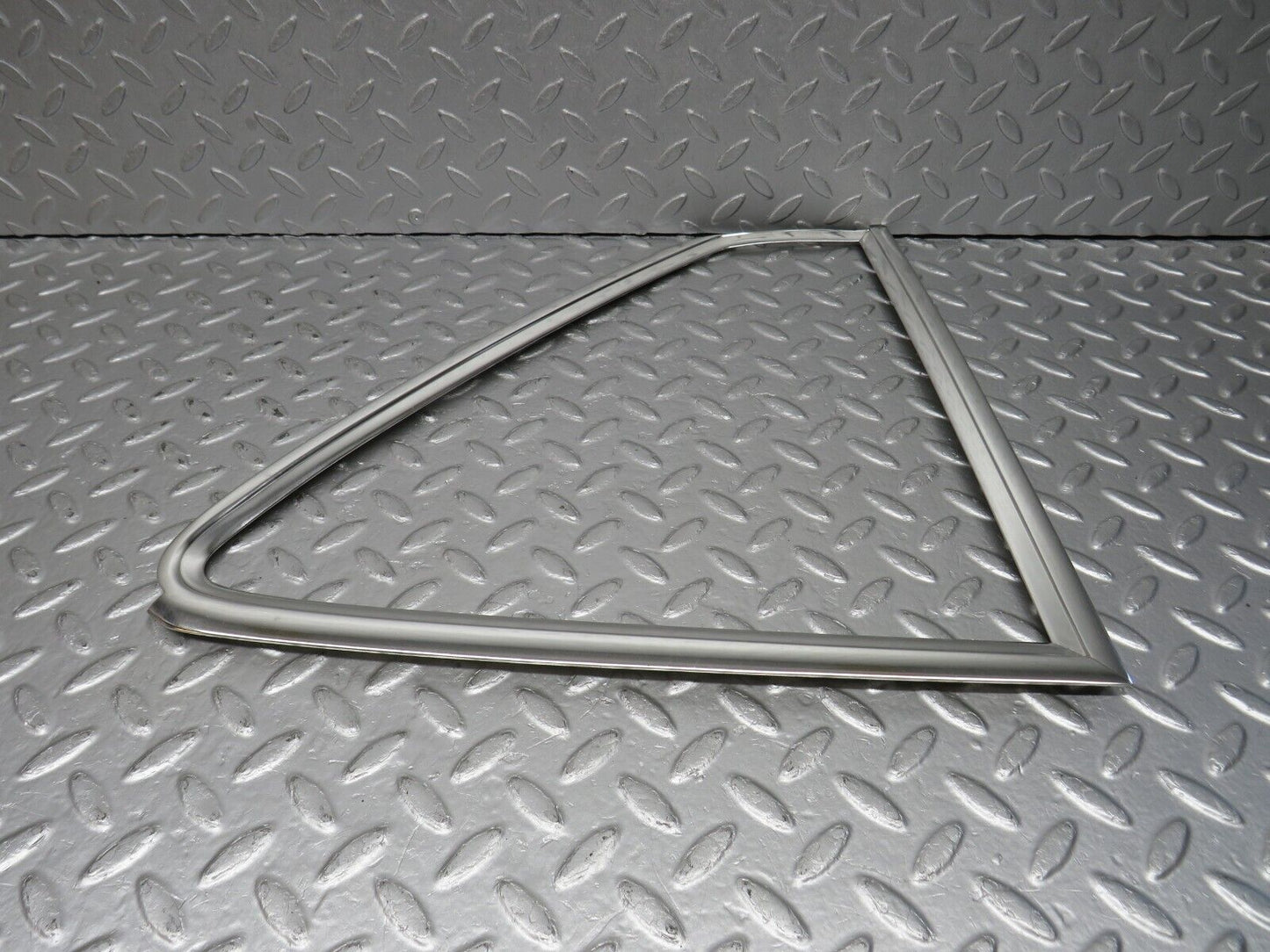 39855 Mercedes-Benz R107 350SL Hardtop Quarter Window Chrome Trim Right