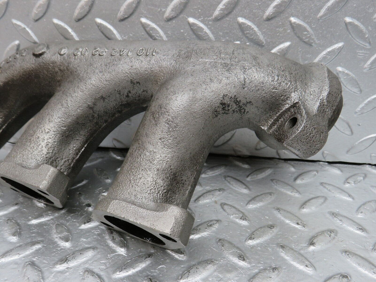 33105 Mercedes-Benz W126 280 Exhaust Manifold Cylinder 4-6 1101429202