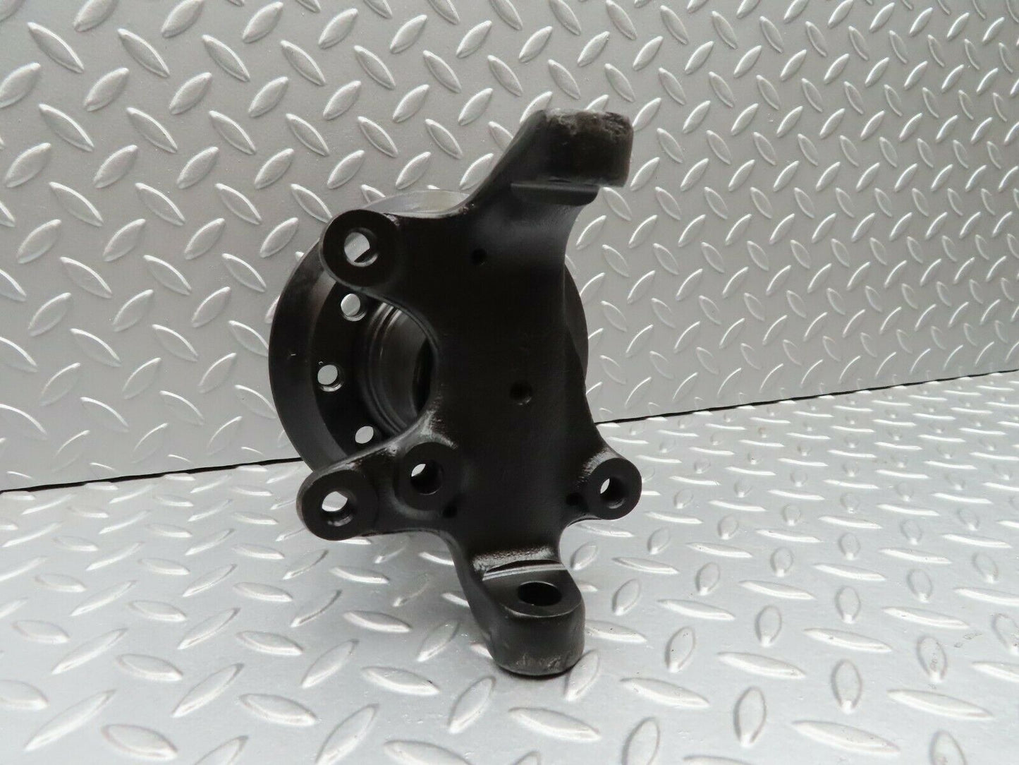 3427 Mercedes-Benz W115 220D Front Left Wheel Hub