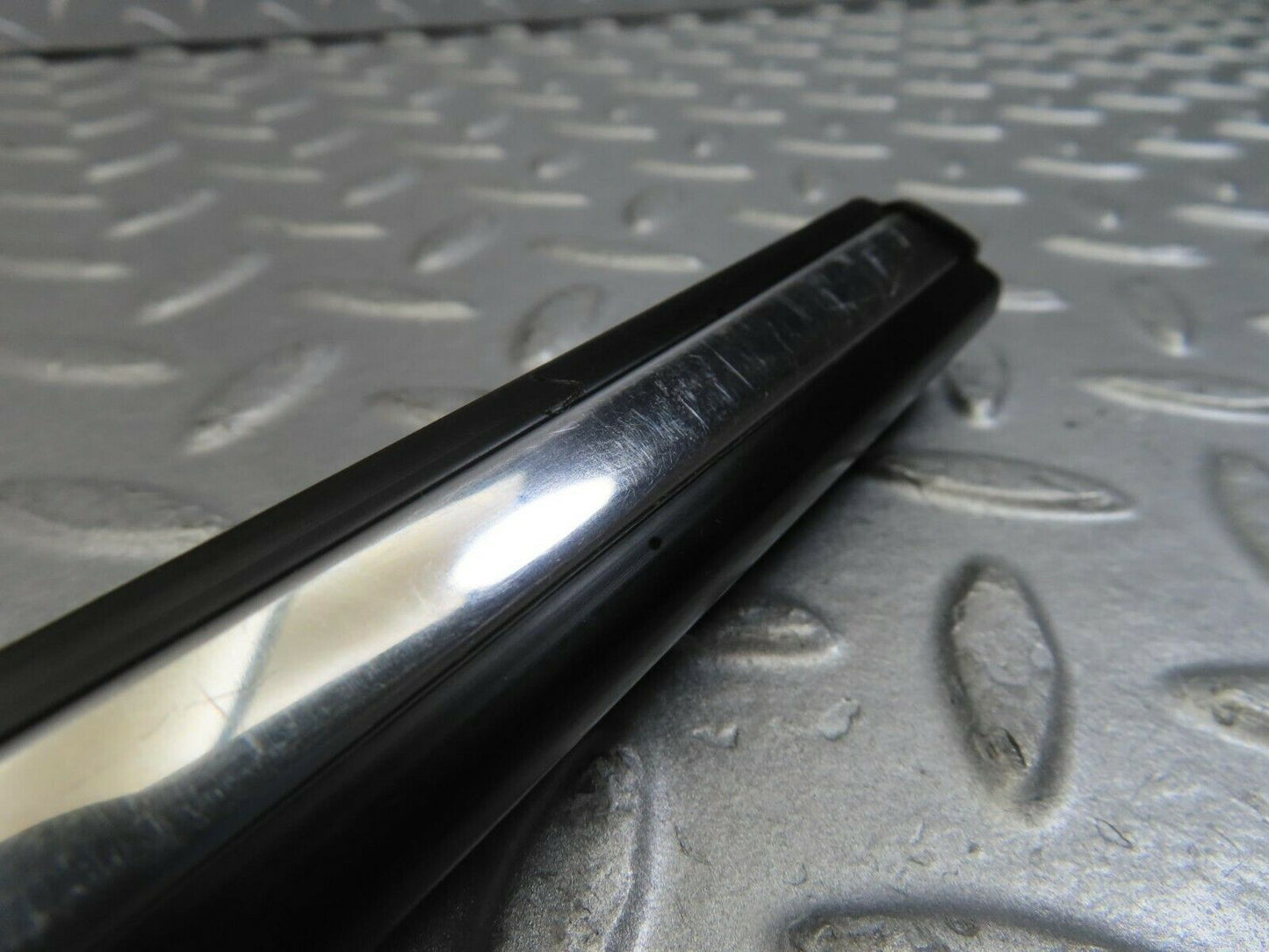 10266 Mercedes-Benz W123 Front Left Door Centre Moulding Trim