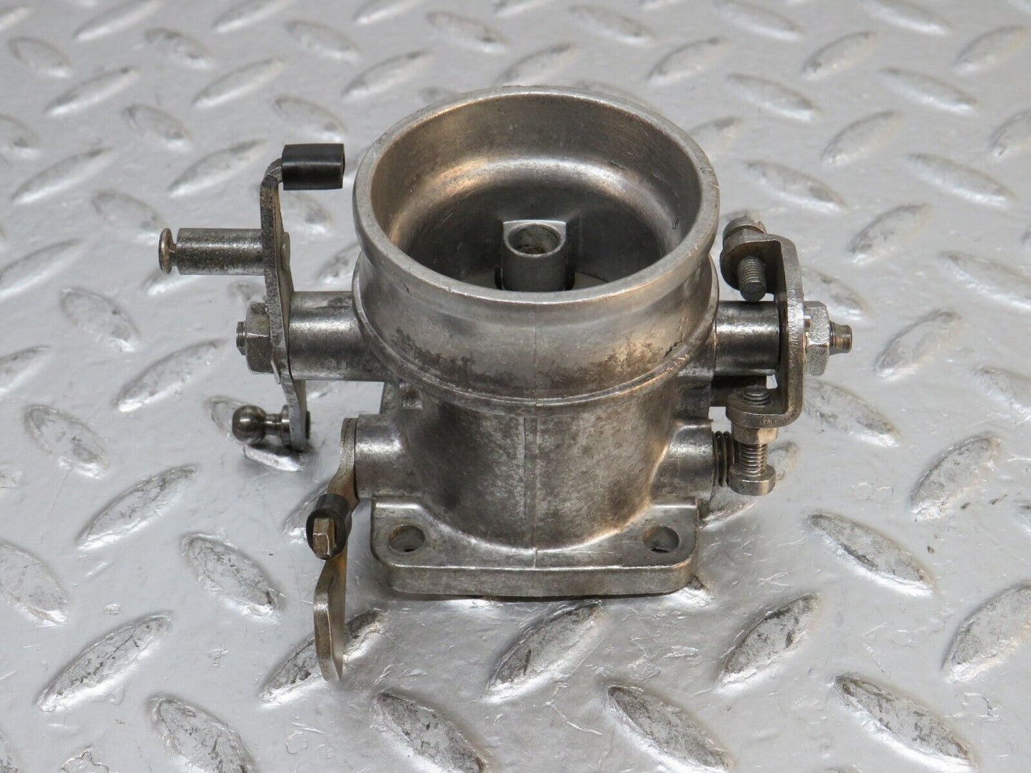0331 Mercedes-Benz W123 220D Throttle Body 6150700227
