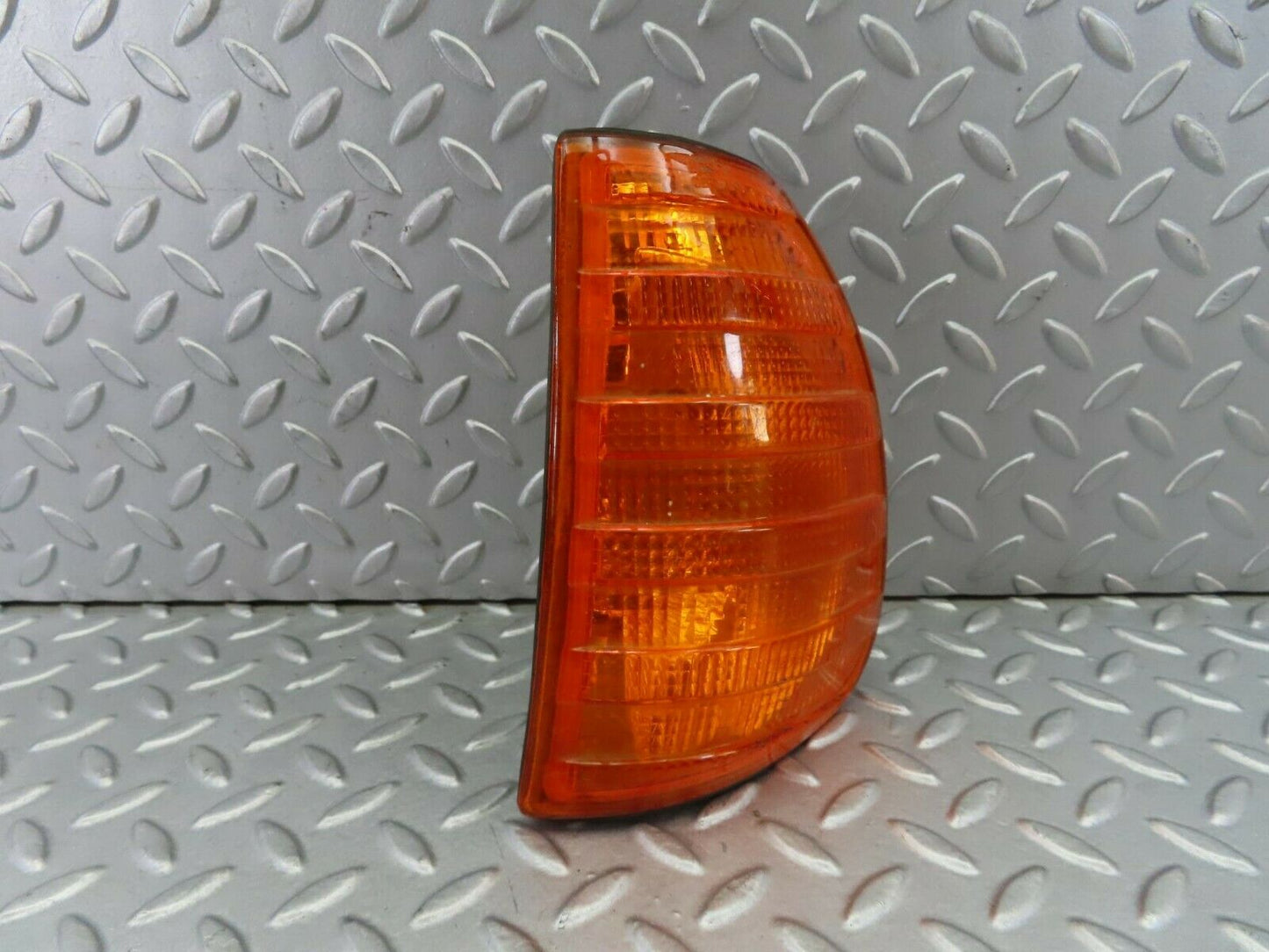 8110 Mercedes-Benz W123 Indicator Light Front Left Bosch 1305233051