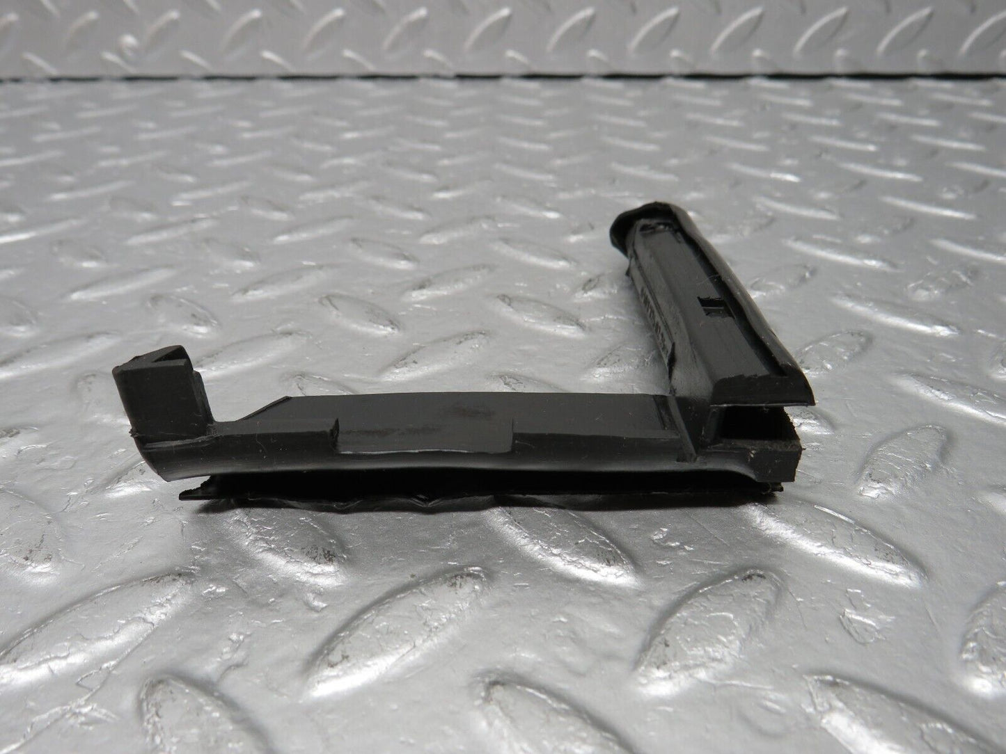 39171 Mercedes-Benz R107 500SL Coupe Front Right Rubber Window Guide 1077250225