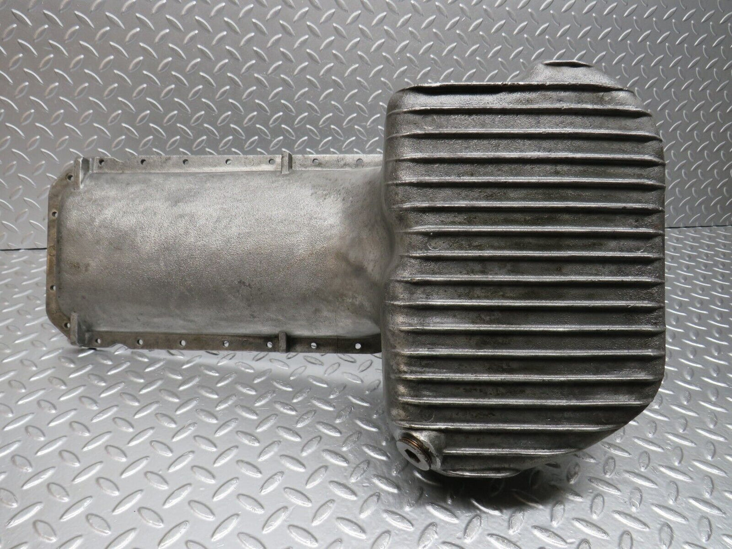 32960 Mercedes-Benz C107 R107 450 V8 Oil Pan Oil Sump 1160105113
