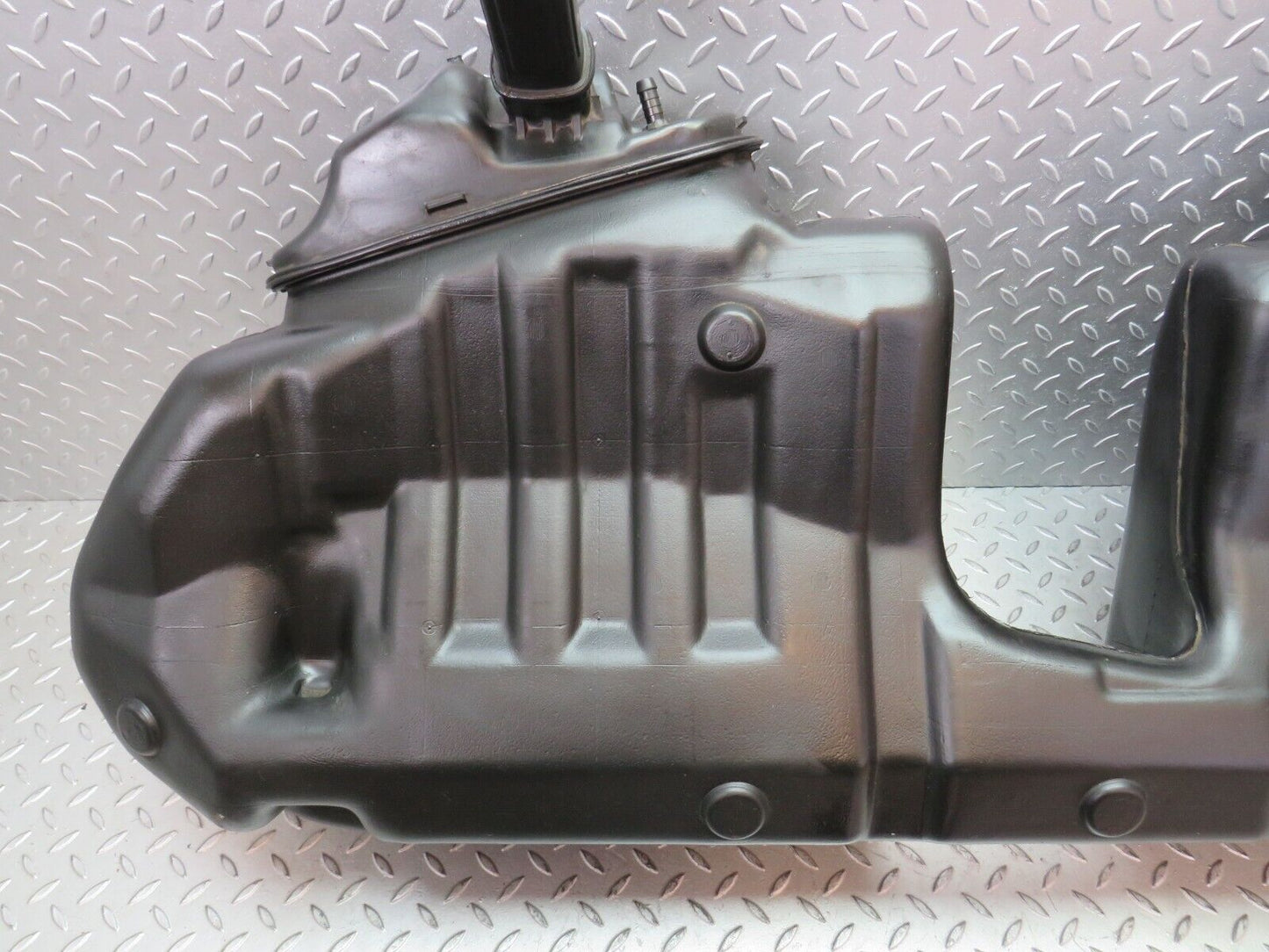 33519 Mercedes-Benz W202 C180 Fuel Tank Plastic 2024704701