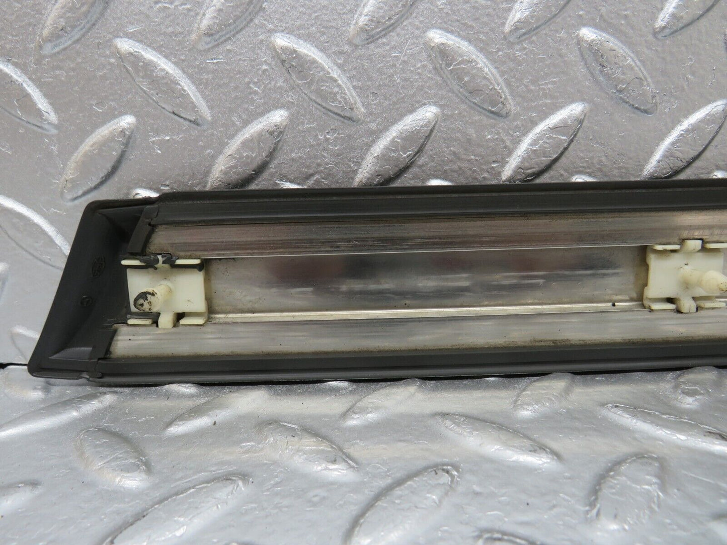 33997 Mercedes-Benz W124 260E Front Left Fender Wing Centre Moulding Trim