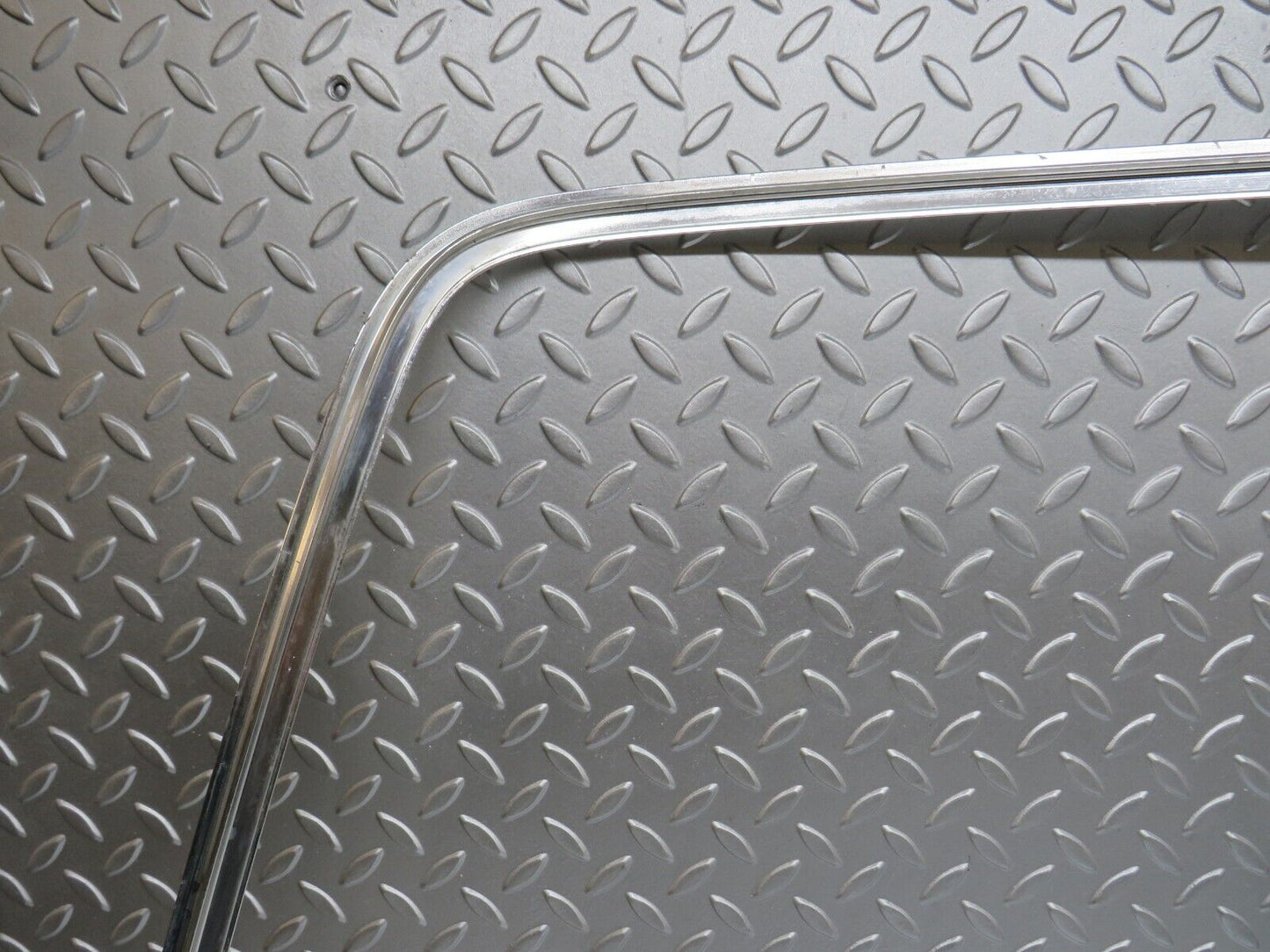 0646 Mercedes-Benz W123 230E Rear Windscreen Chrome Frame
