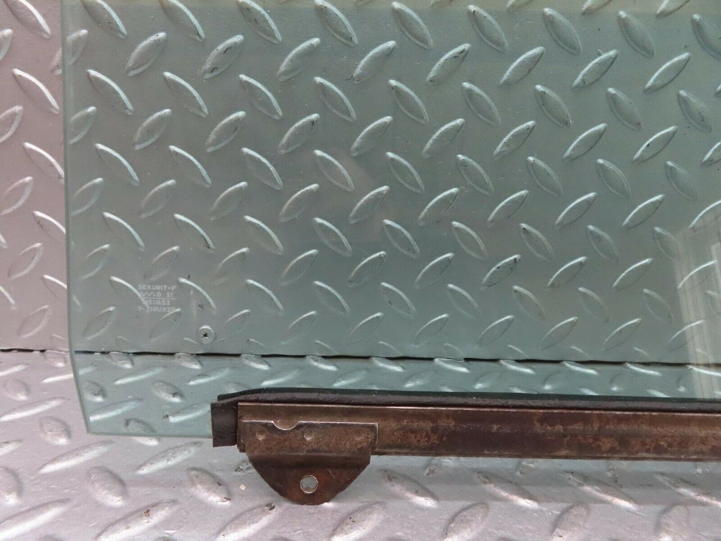 13076 Mercedes-Benz W111 220S Front Right Door Window Glass