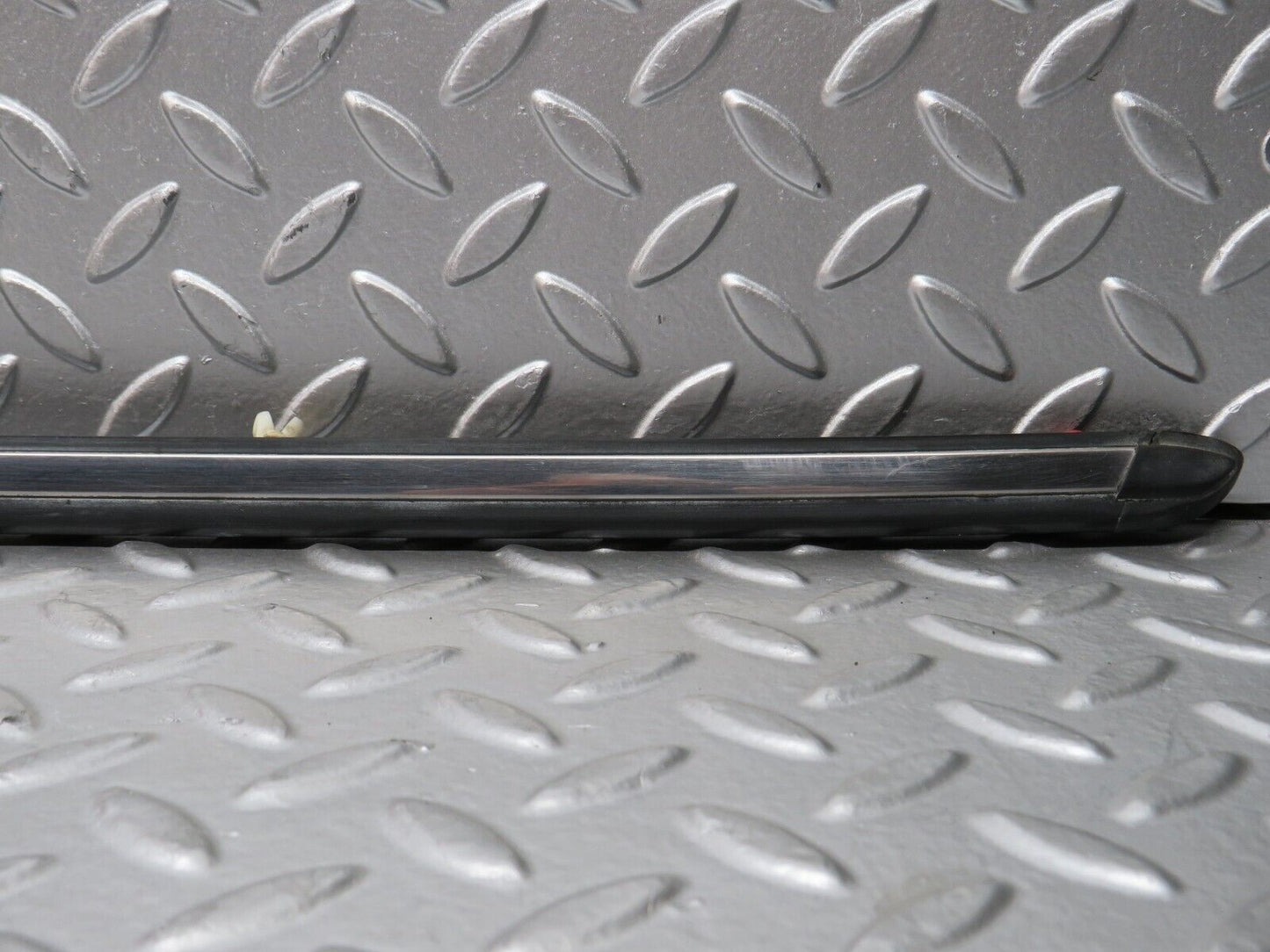28620 Mercedes-Benz W123 280E Front Right Fender Wing Centre Moulding Trim