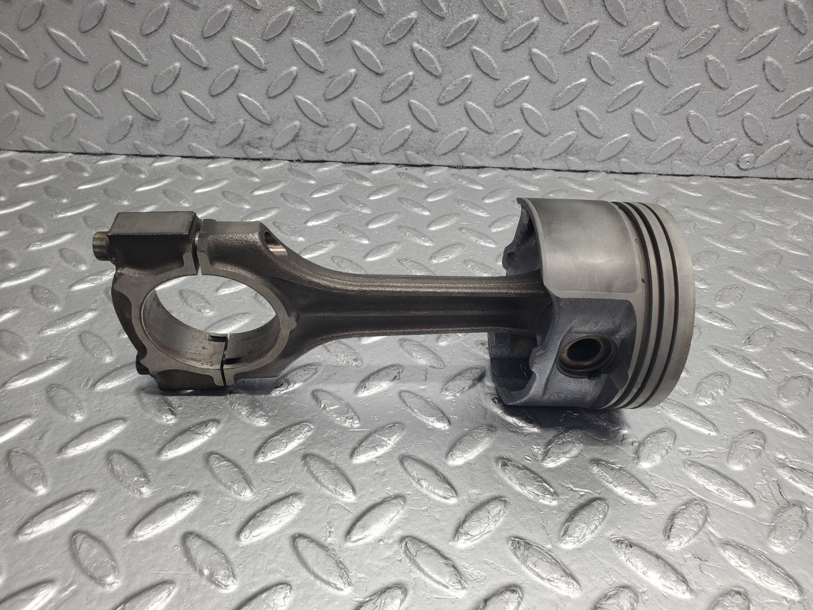 W124 Wagon piston with connecting rod used OEM