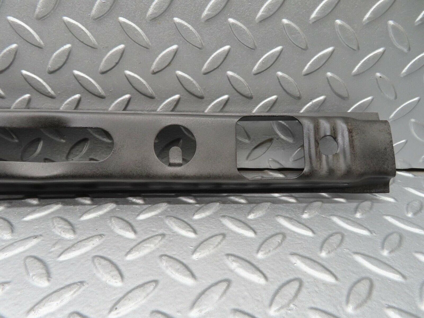 15351 Mercedes-Benz W123 230E Front Bumper Centre Bracket