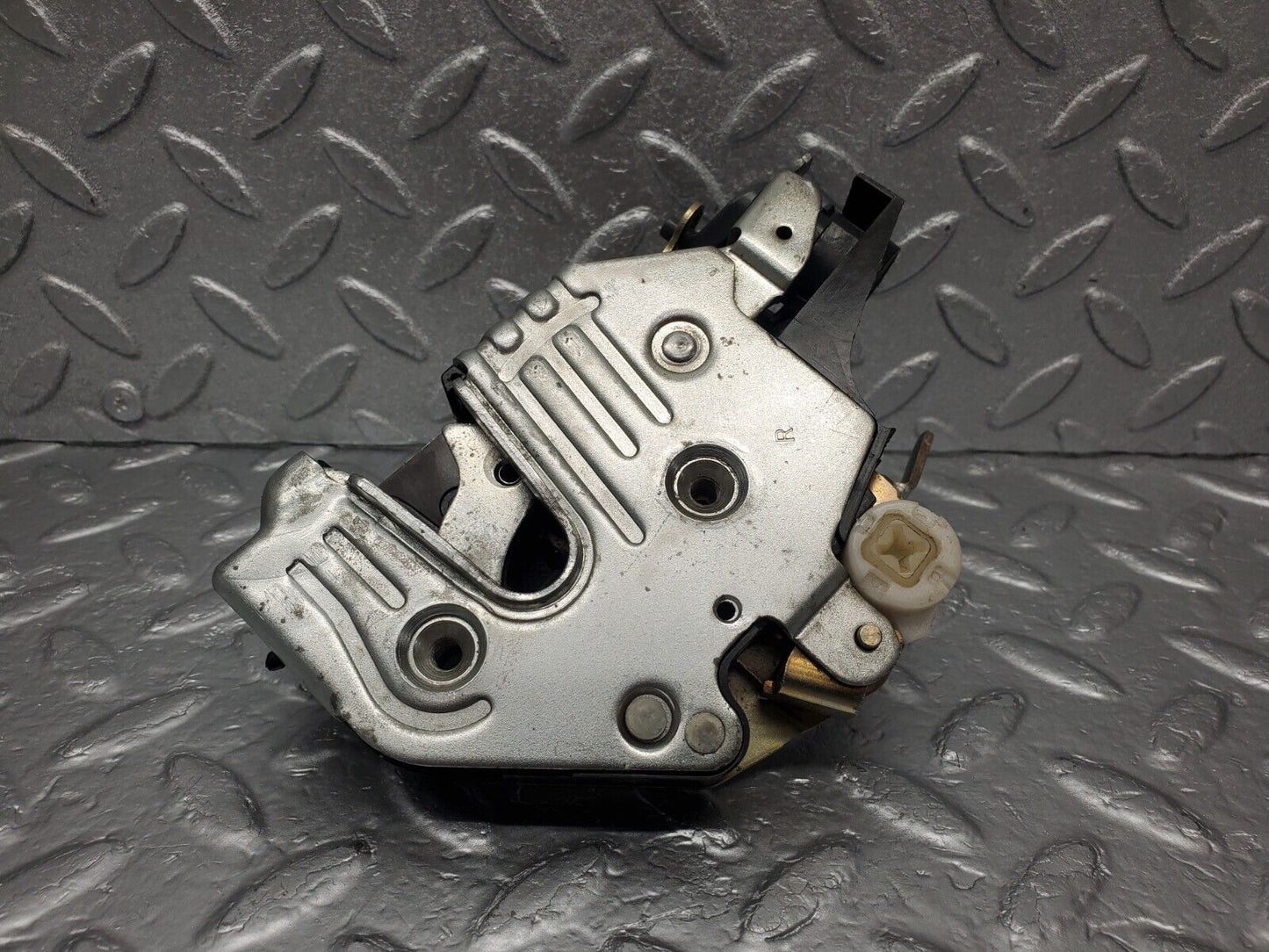 46253 Mercedes-Benz W124 280E Front Right Door Lock Mechanism