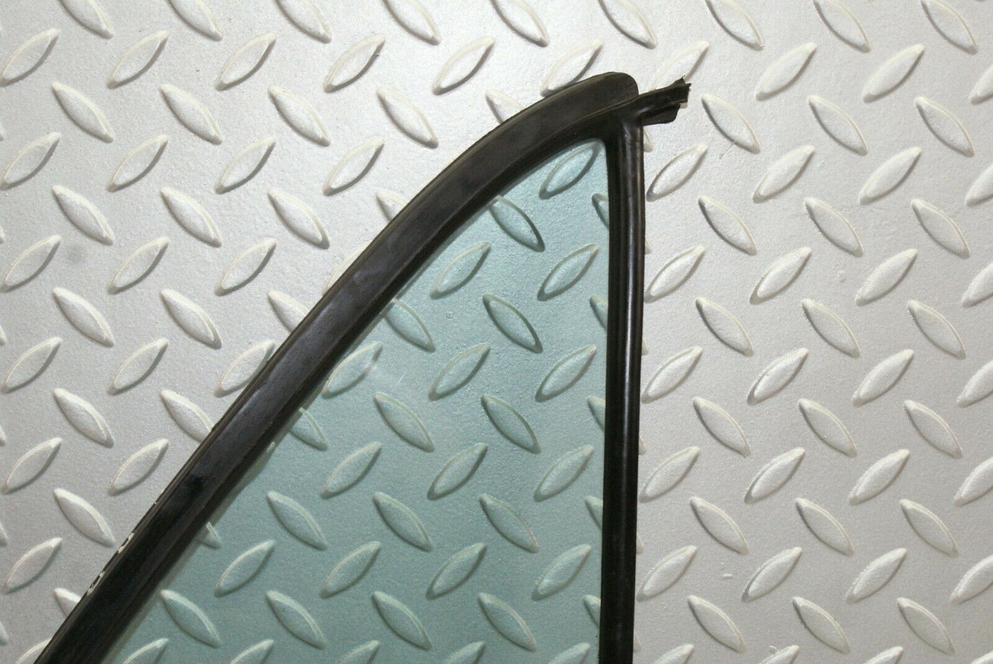 2661 Mercedes-Benz W116 350SE Rear Right Quarter Glass