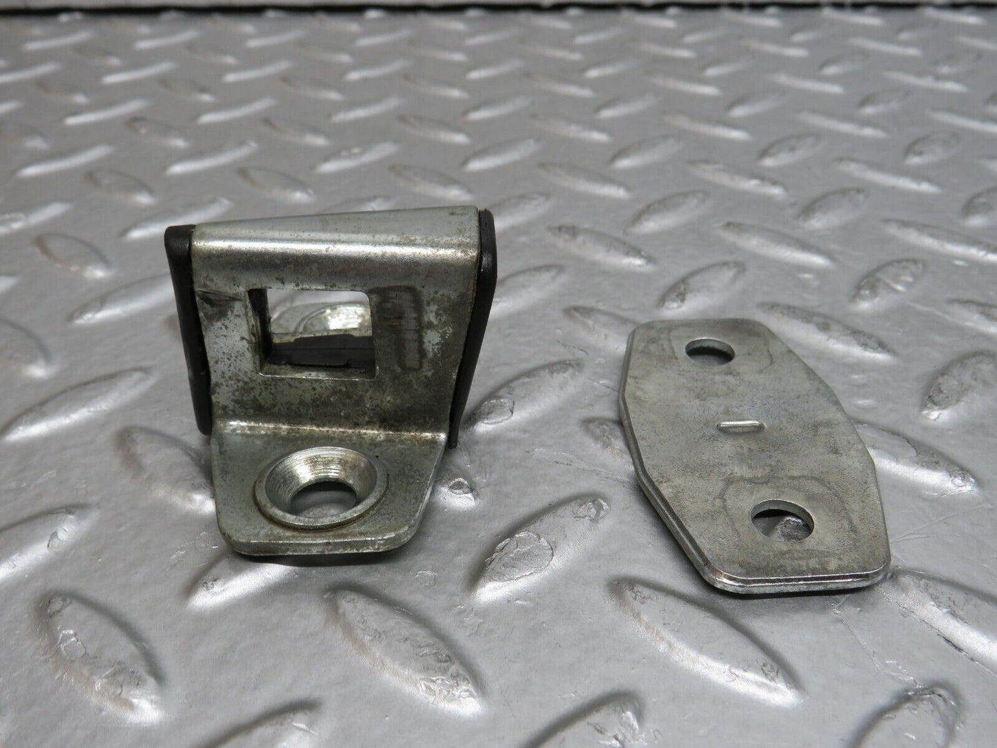 29572 Mercedes-Benz W124 230E Door Lock Latch