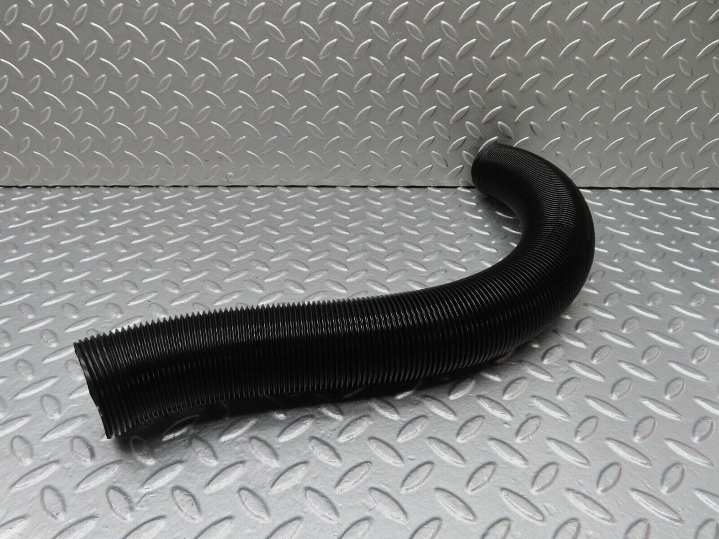 17919 Mercedes-Benz W123 200 Air Duct Pipe Hose