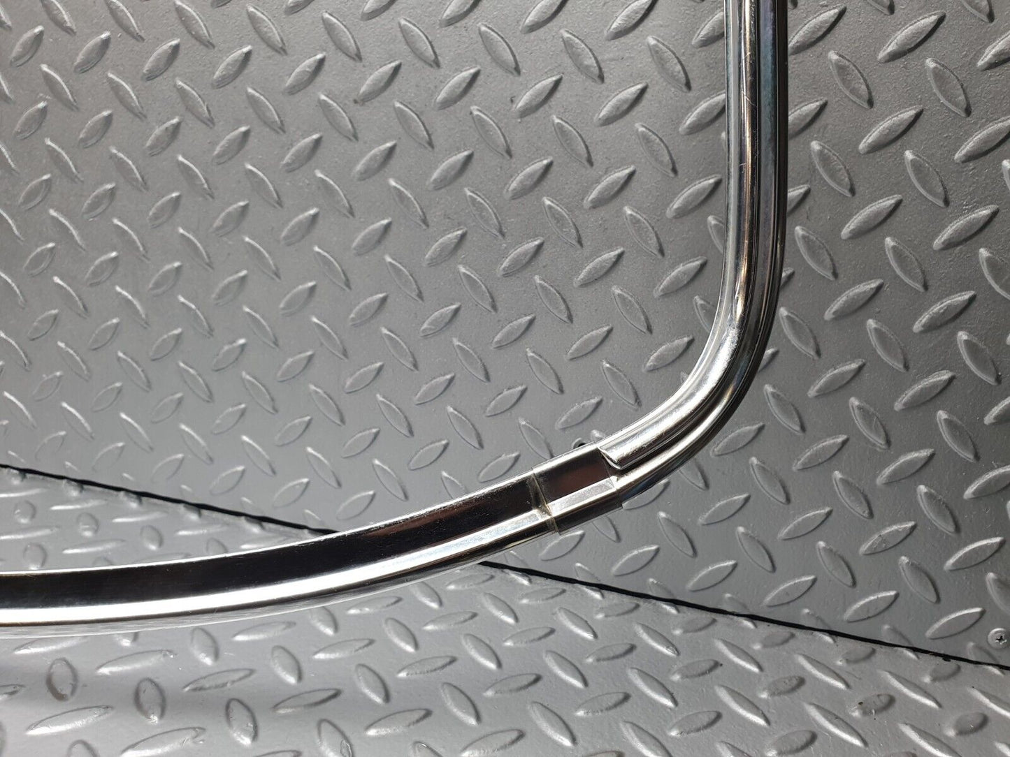 40771 Mercedes-Benz W123 300D Rear Windscreen Chrome Frame