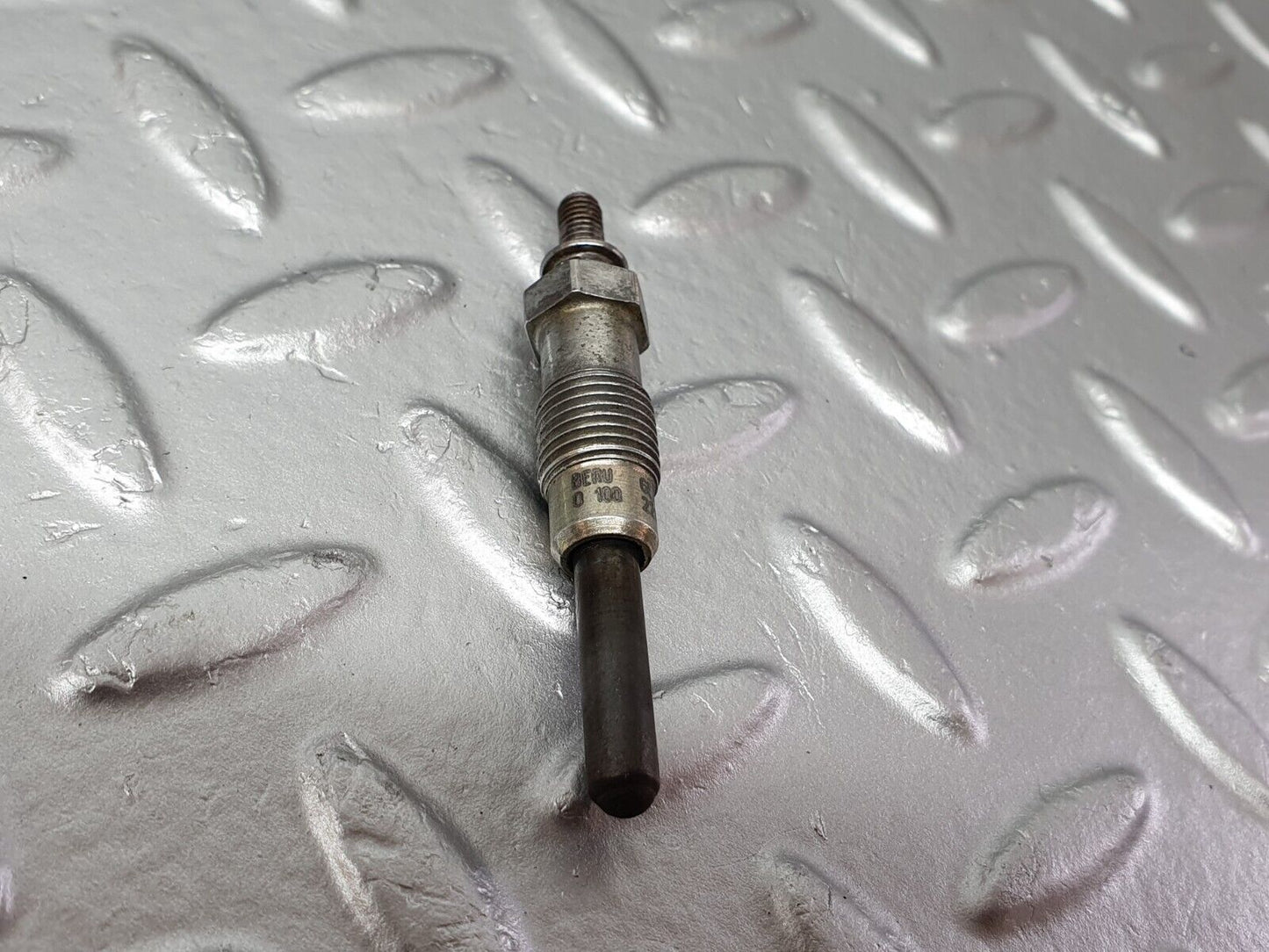 40849 Mercedes-Benz W123 300D Glow Plug Beru 0100221107