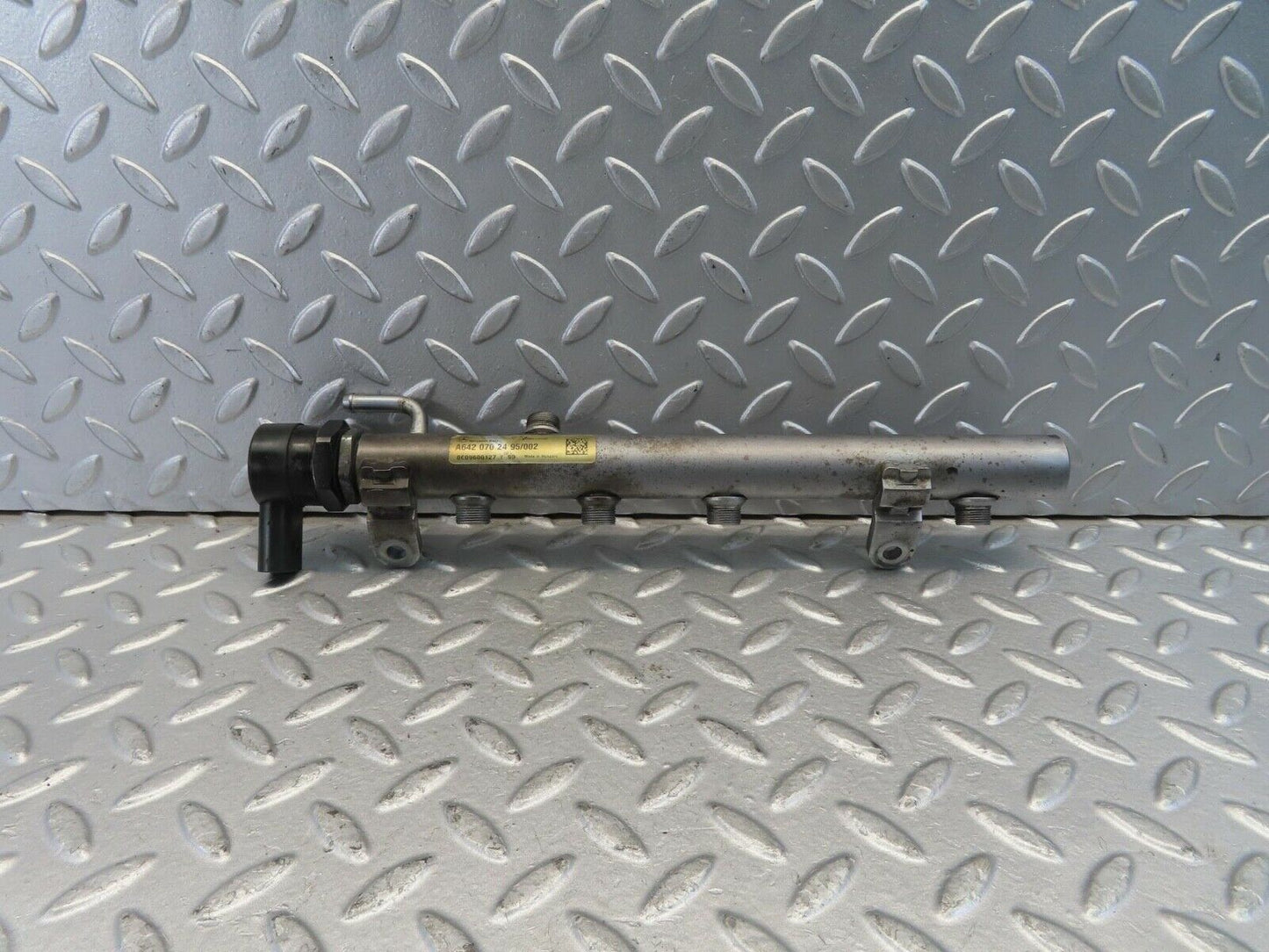 11208 Mercedes-Benz W221 S320 Fuel Rail Left Side With Pressure Sensor