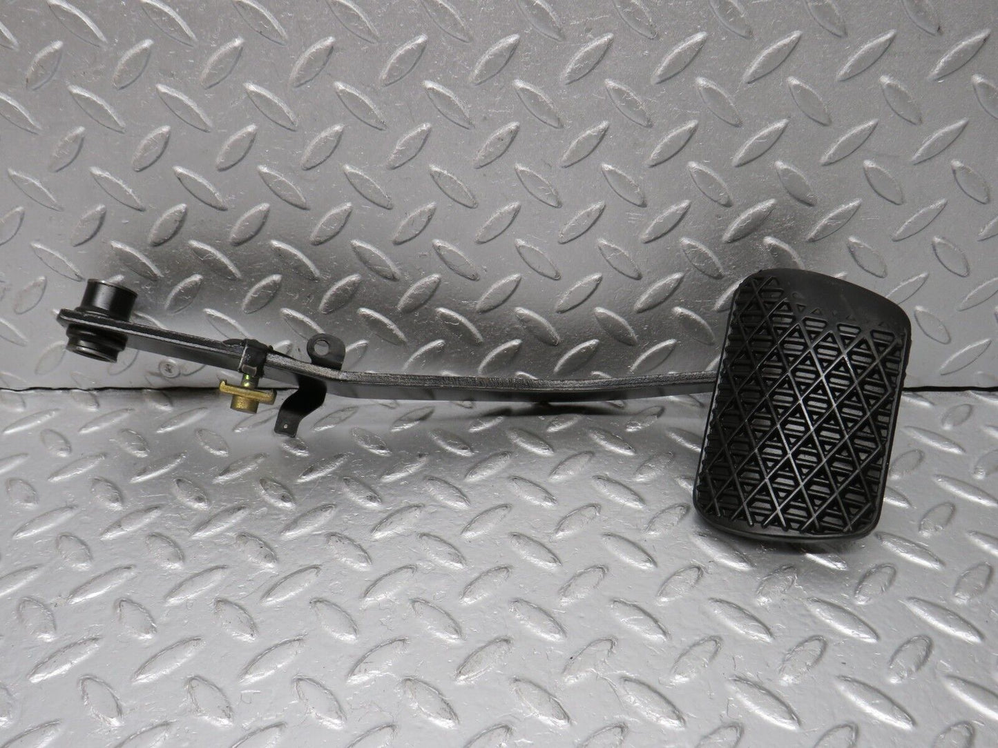 38811 Mercedes-Benz W201 190E 2.6L Brake Pedal With Rubber 1232910082