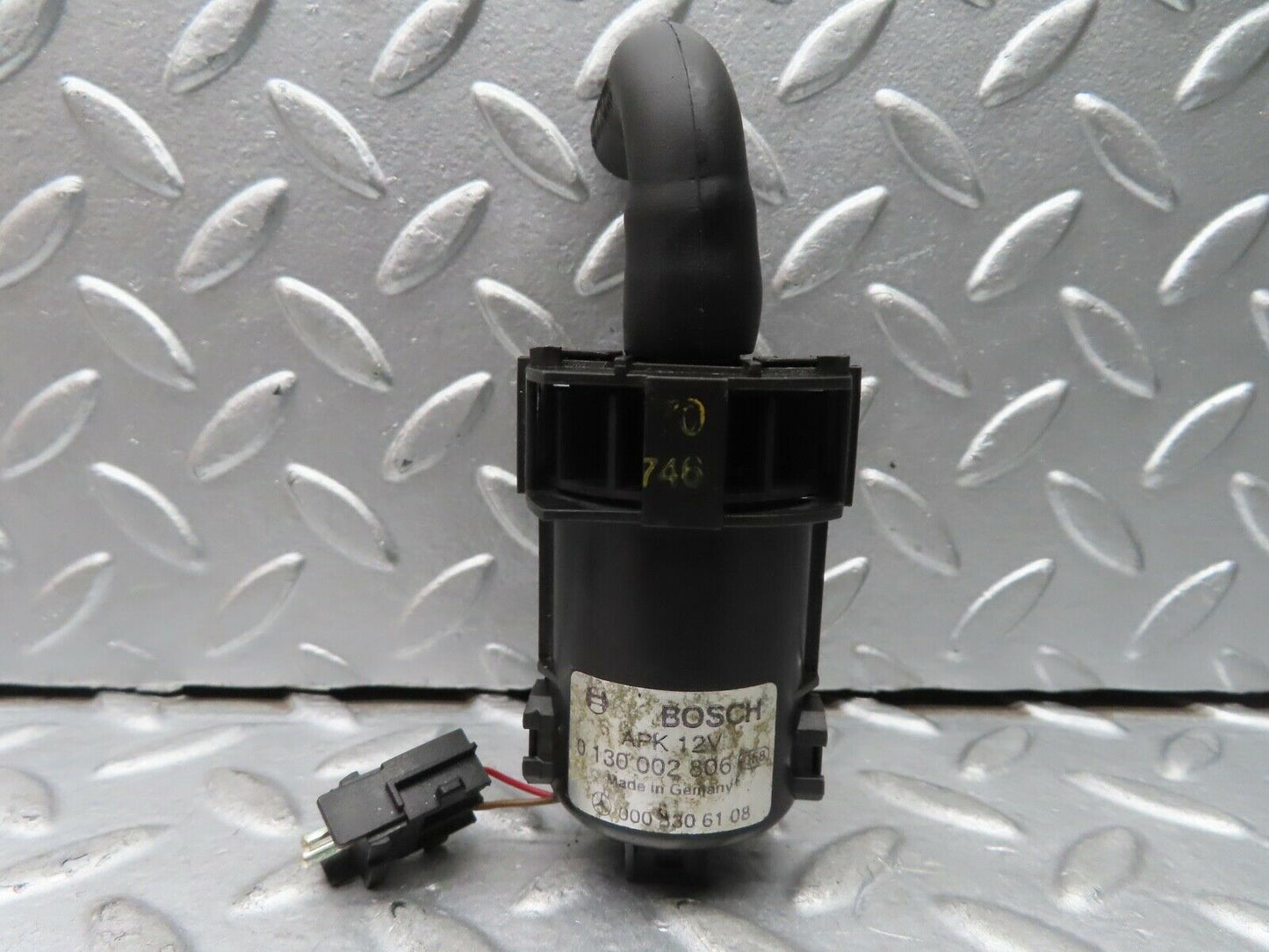 21674 Mercedes-Benz W126 300SE Temperature Sensor Bosch 0008306108