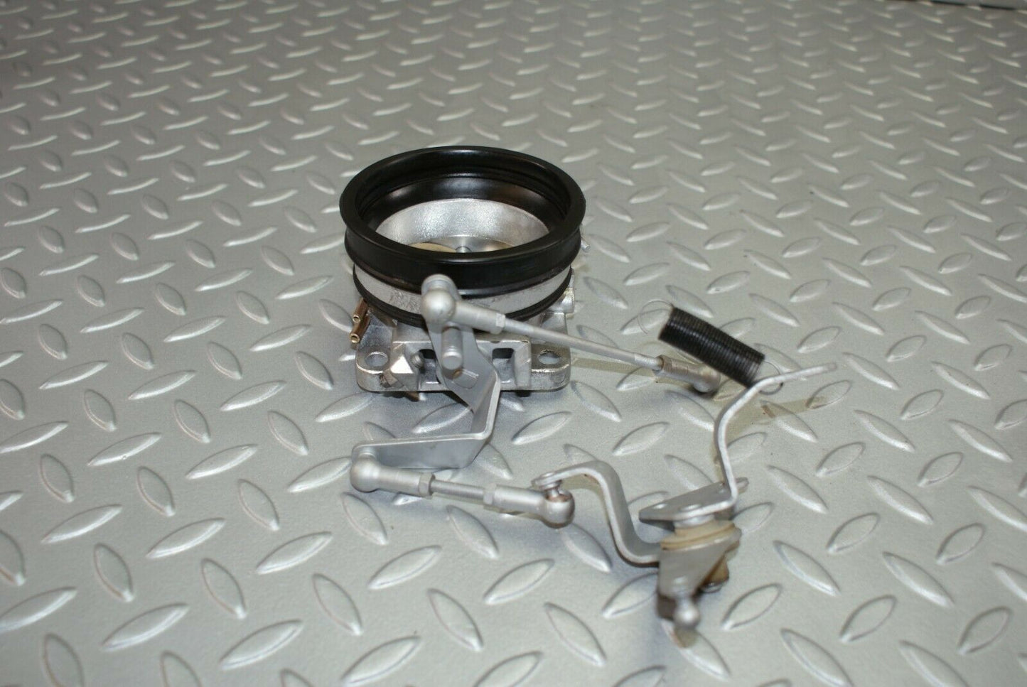2998 Mercedes-Benz C123 280CE Coupe Throtthle Body Valve & Linkage