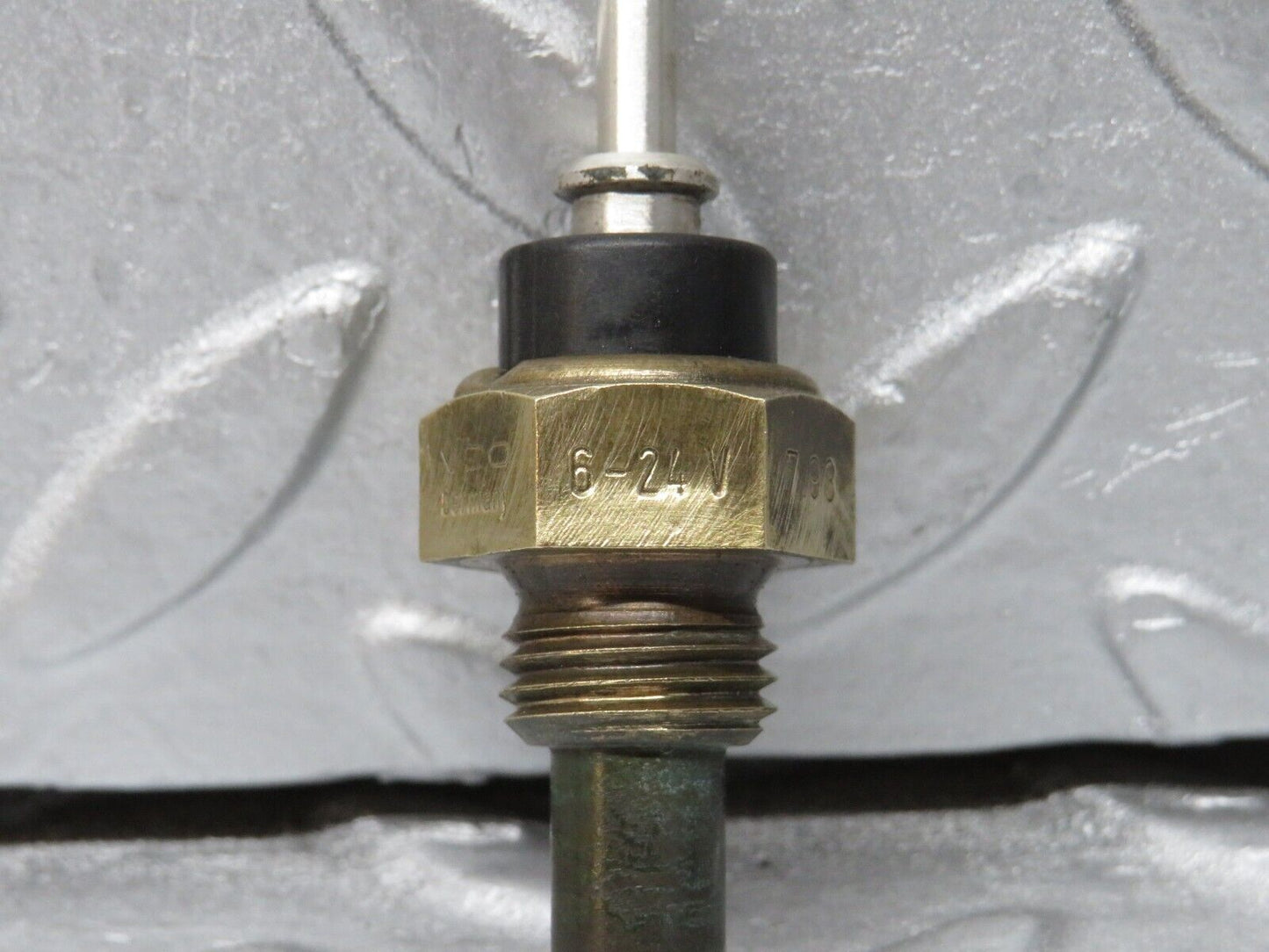 38129 Mercedes-Benz A124 320E Cabriolet Coolant Temperature Sensor VDO 0055421017