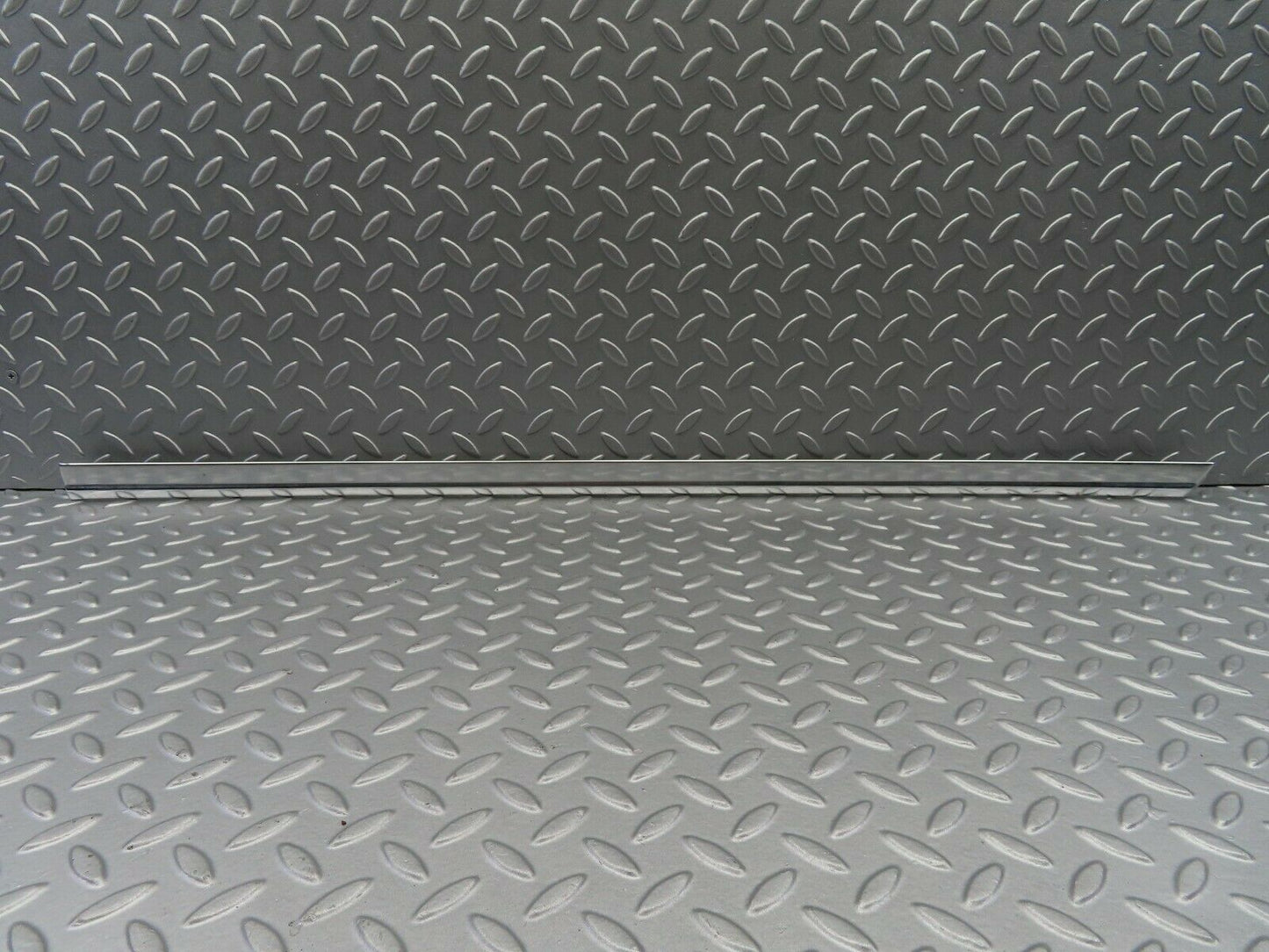 6884 Mercedes-Benz C107 350SLC Coupe Left Door Chrome Trim