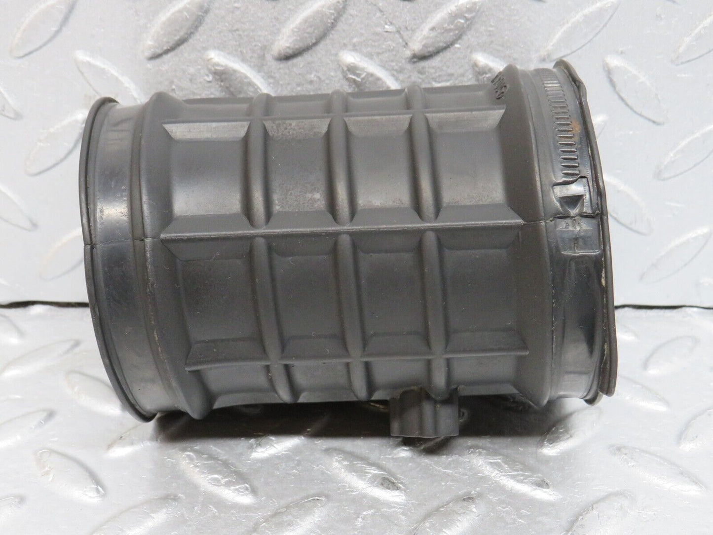 38122 Mercedes-Benz A124 320E Cabriolet Air Intake Pipe 1041410990
