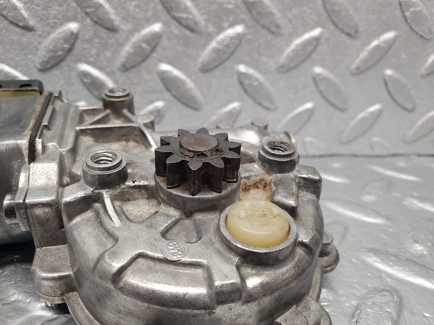 30310 Mercedes-Benz W124 230E Window Regulator Motor Left Bosch 0130821284