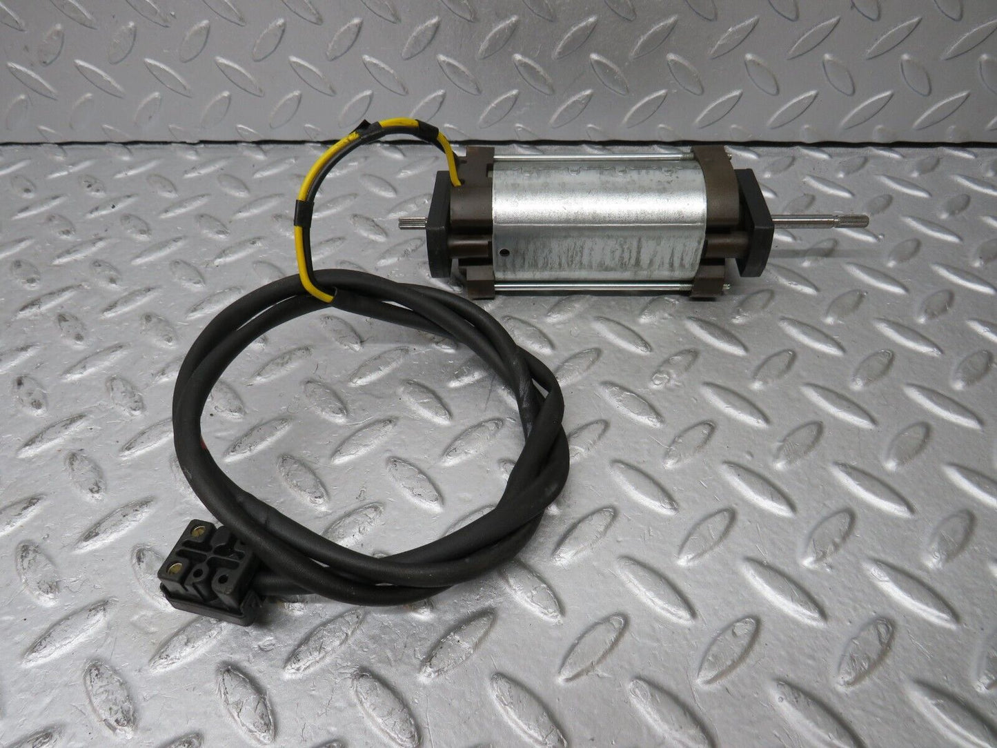36822 Mercedes-Benz R129 300SL-24 Front Right Seat Adjustment Motor Bosch 1298205642 0130008038