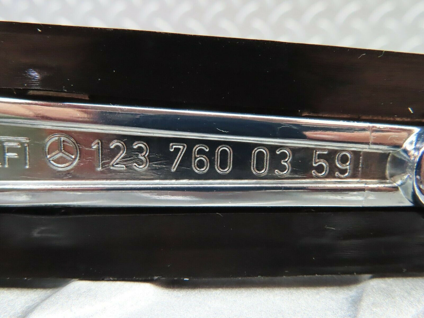 5826 Mercedes-Benz W123 200 Exterior Door Handle Rear 1237600359