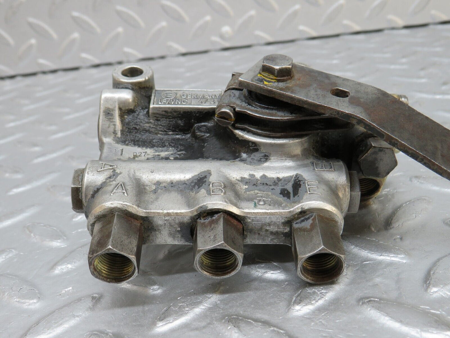37548 Mercedes-Benz W109 300SEL Air Suspension Leveling Valve Bosch