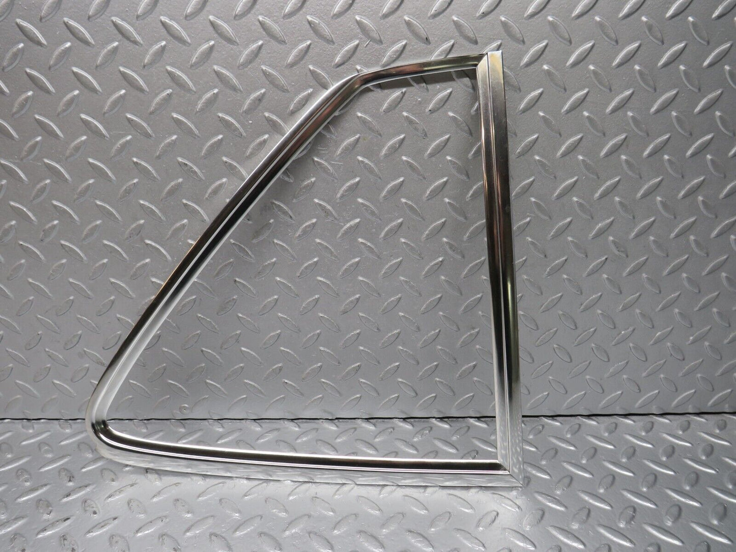 39855 Mercedes-Benz R107 350SL Hardtop Quarter Window Chrome Trim Right