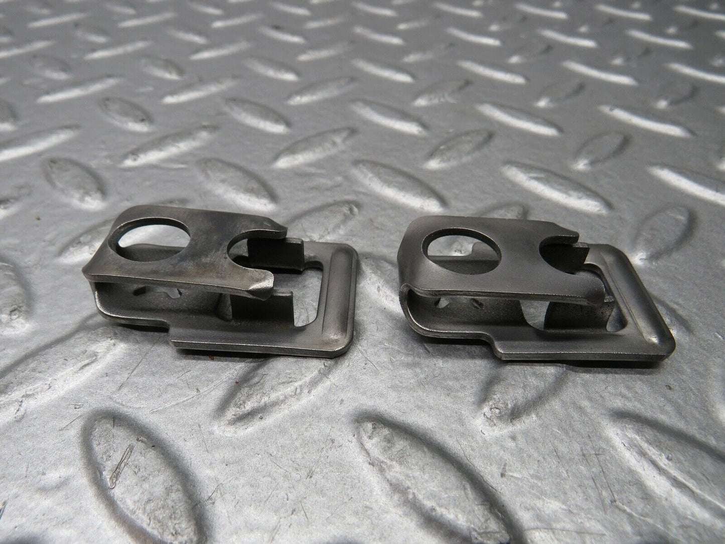 21802 Mercedes-Benz W126 300SE Fuel Injector Bracket 2 pcs