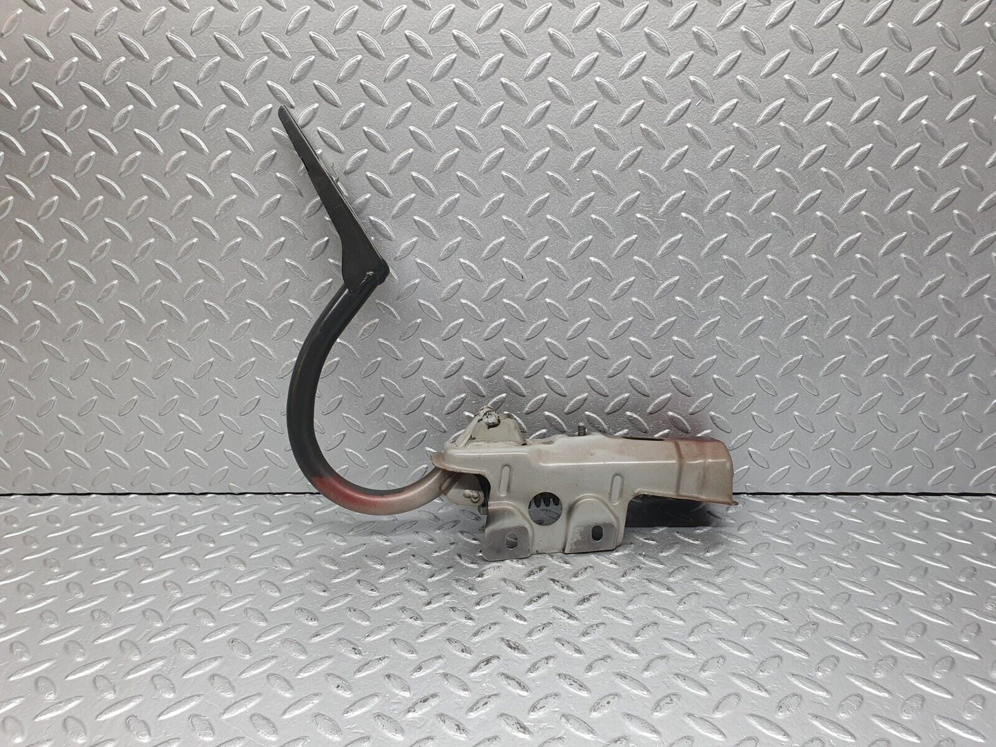 41192 Mercedes-Benz W126 300SE Trunk Hinge Right Side