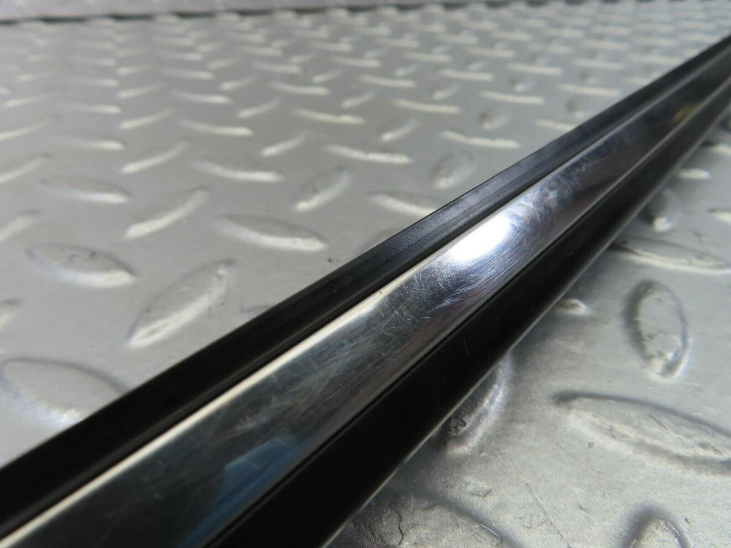 10264 Mercedes-Benz W123 Front Left Fender Wing Centre Moulding Trim
