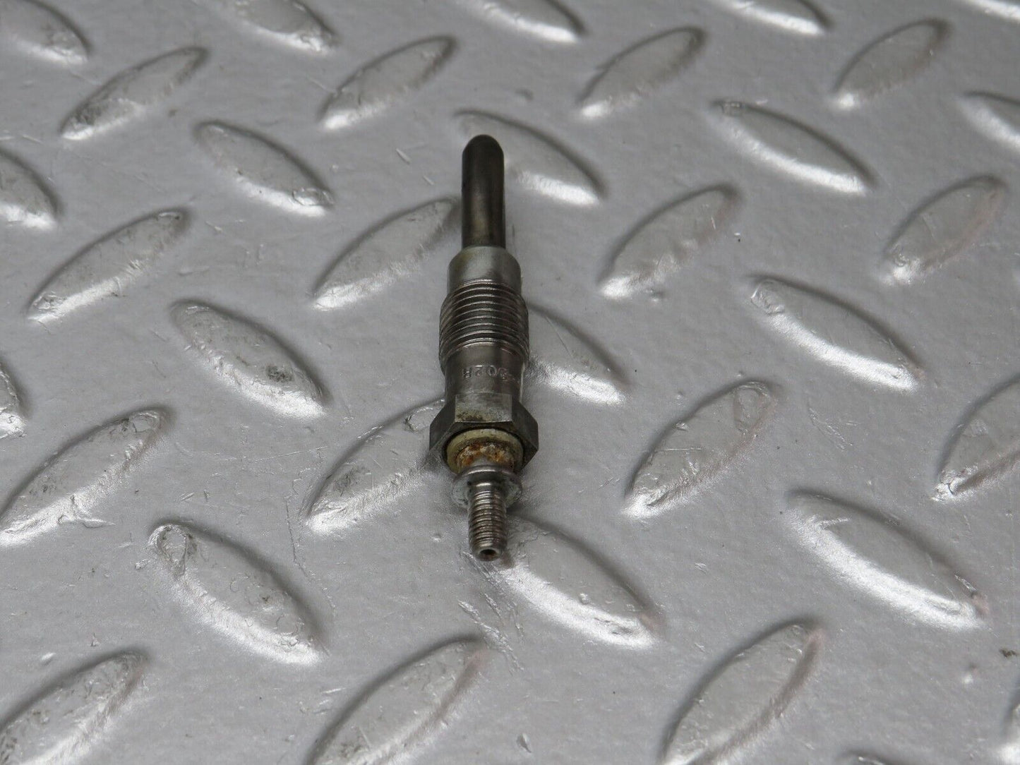 32896 Mercedes-Benz W123 300D Glow Plug Bosch Y-902R 046