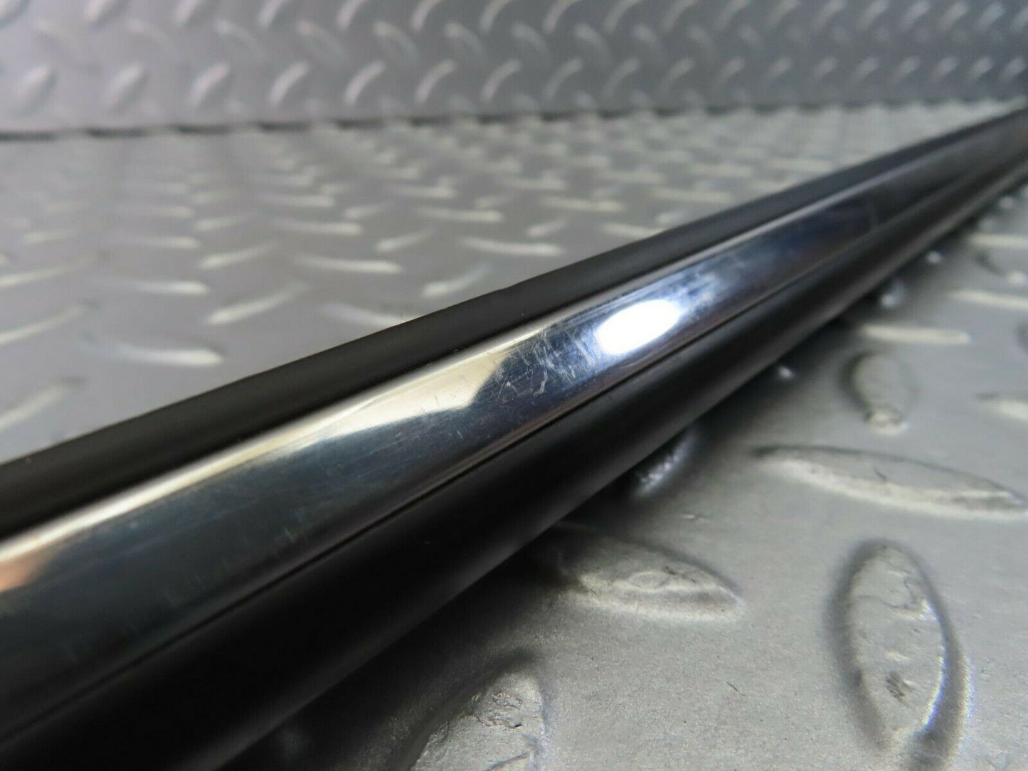 10271 Mercedes-Benz W123 Front Right Fender Centre Moulding Trim