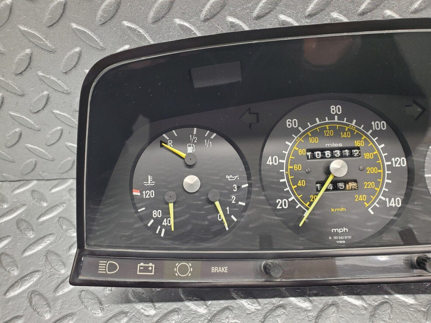 46454 Mercedes-Benz C123 280CE Coupe Instrument Cluster 1235423701