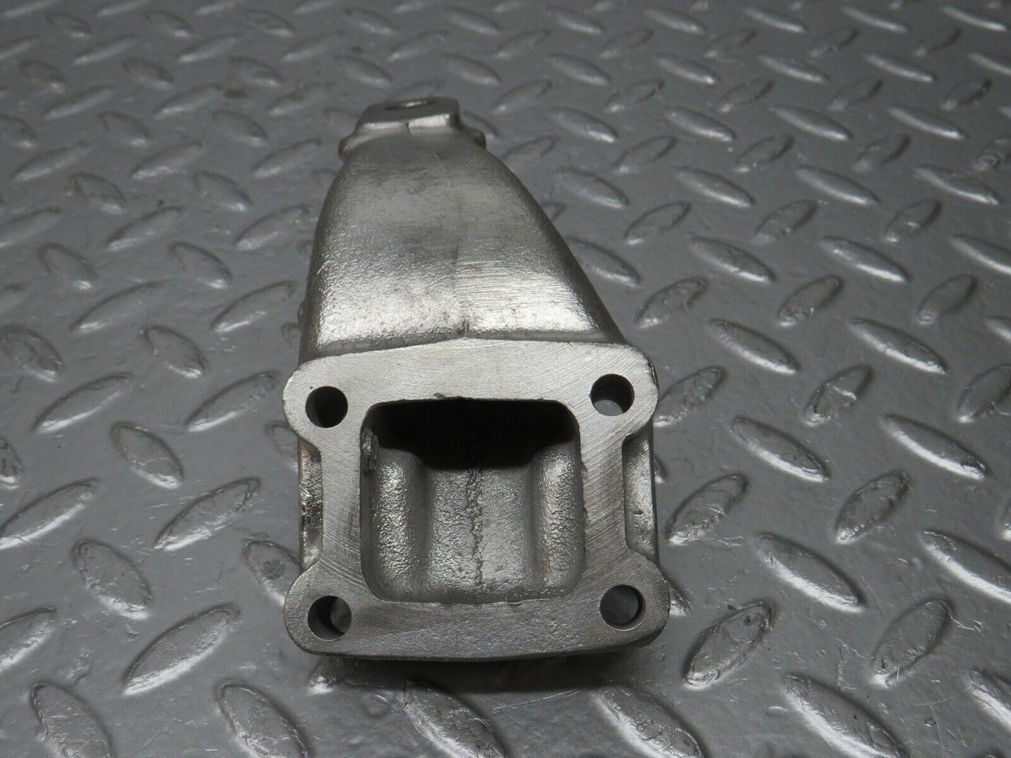 32950 Mercedes-Benz C107 R107 450 V8 Engine Mount Bracket Right 1162234504