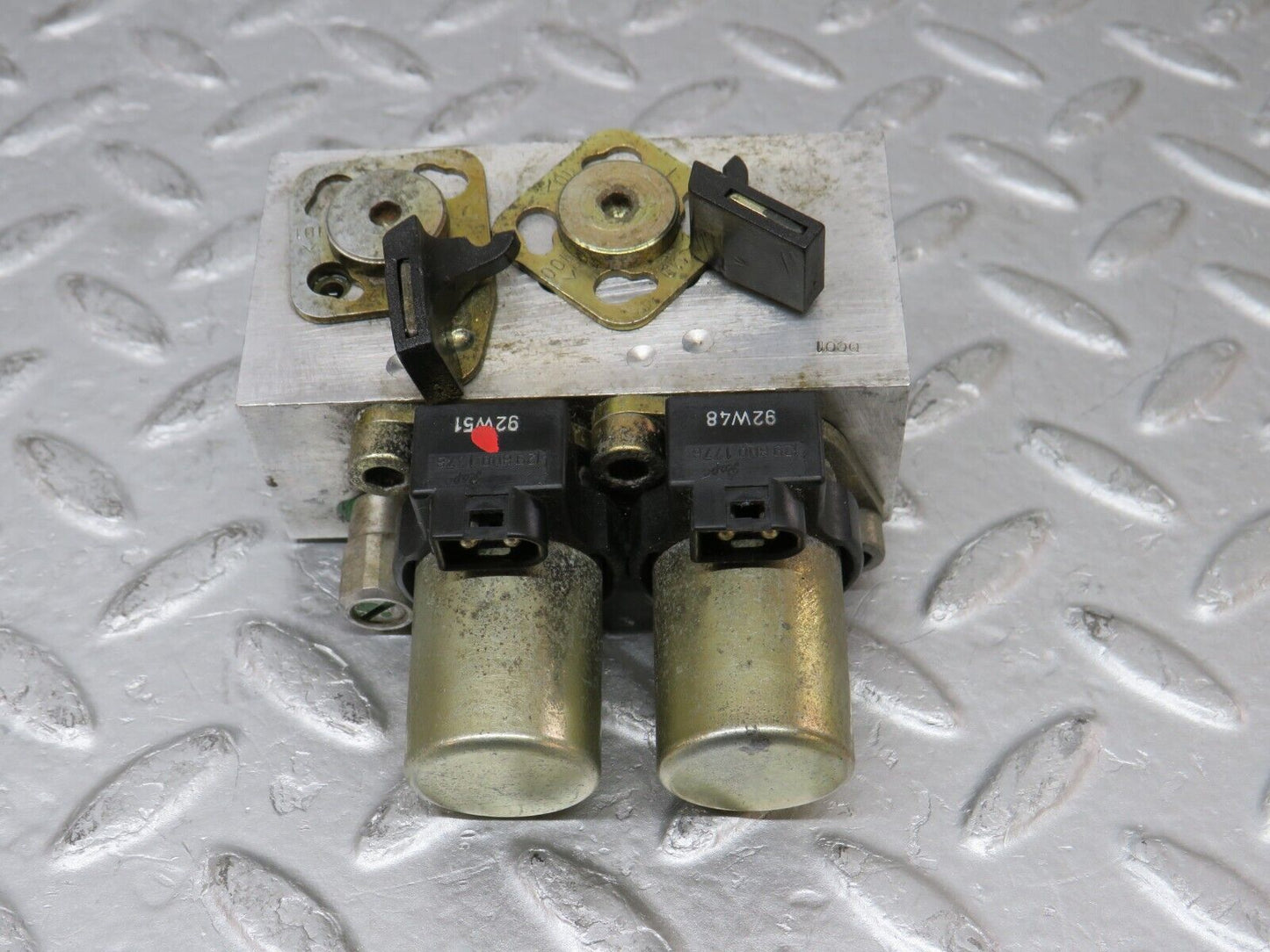 37988 Mercedes-Benz A124 320E Cabriolet Rear Headrest Roll Bar Hydraulic Valve Block 1248001078