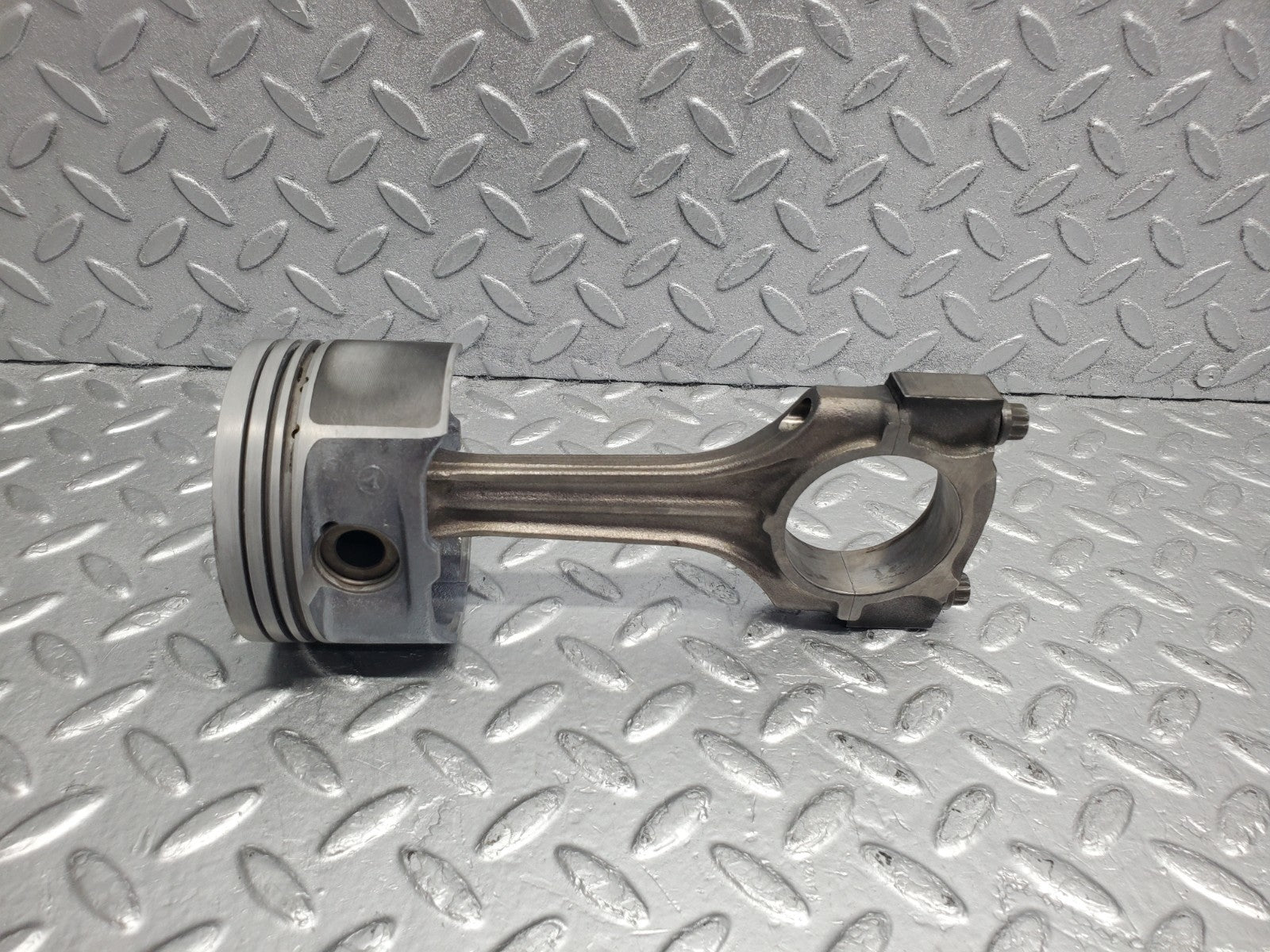 W124 Wagon piston with connecting rod used OEM