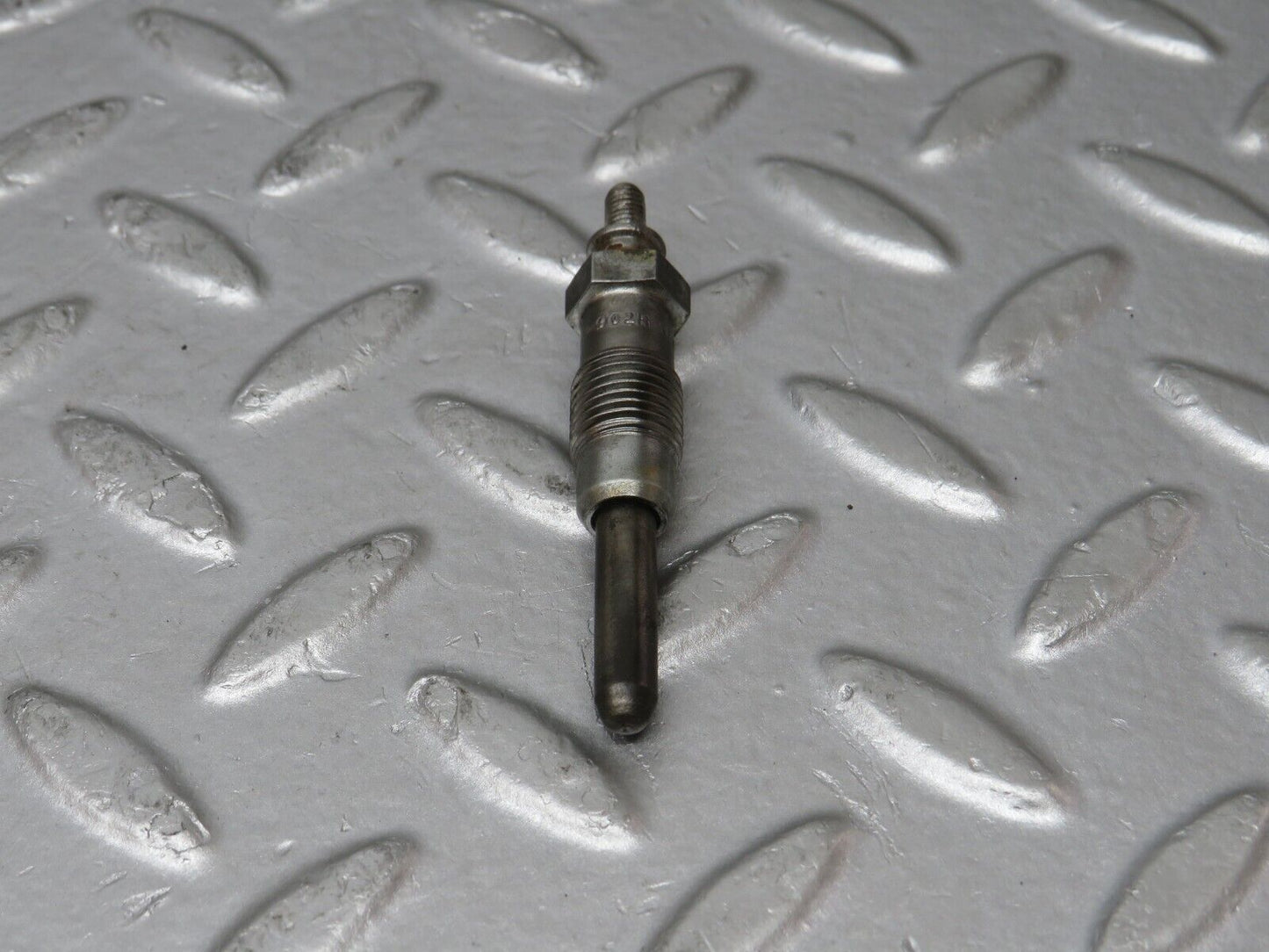 32896 Mercedes-Benz W123 300D Glow Plug Bosch Y-902R 046