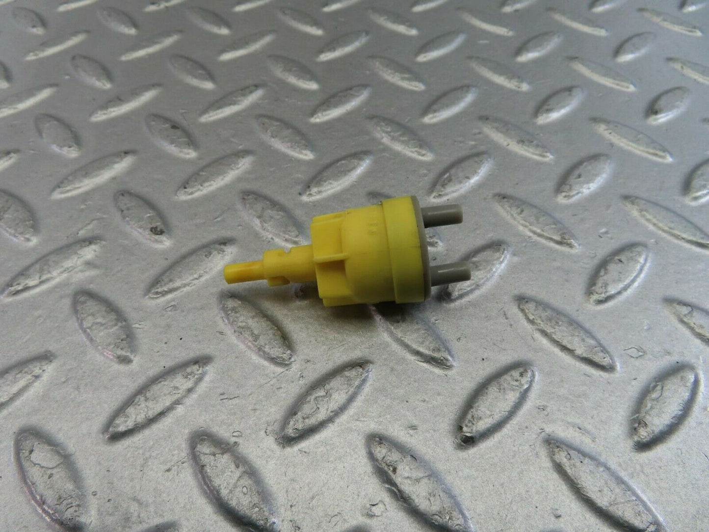 10103 Mercedes-Benz C123 230CE Coupe Vacuum Valve