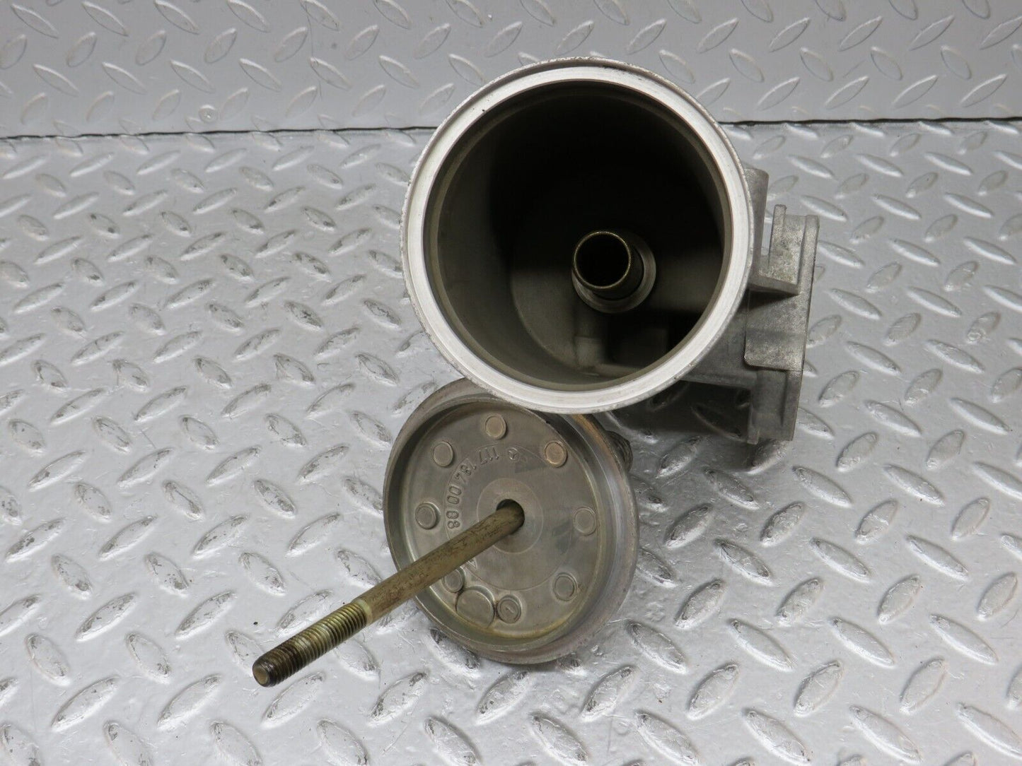 36333 Mercedes-Benz W126 420SE Oil Filter Housing 1171802611 1171840008