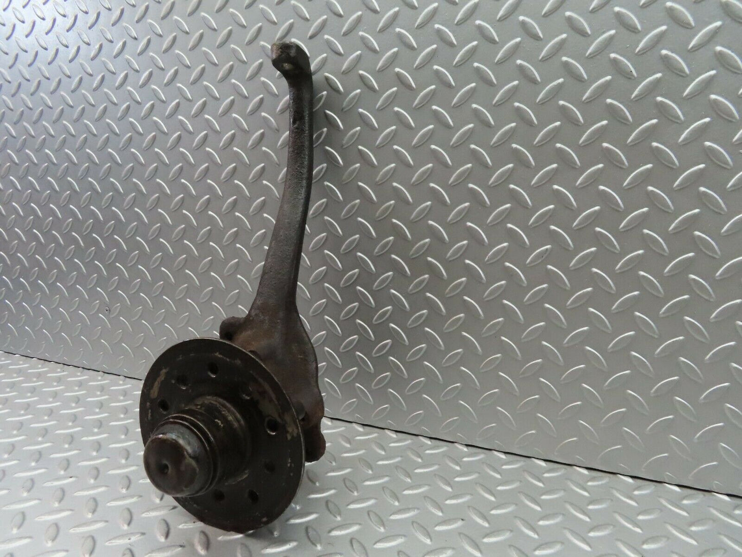 6029 Mercedes-Benz W123 200 Front Right Wheel Hub